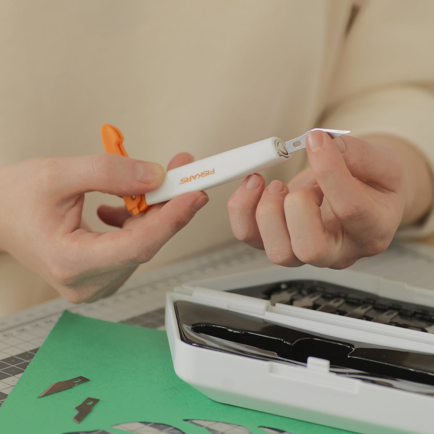 Fiskars Easy Change Medium Duty Precision Craft Knife Cutting and Carving Set, Softgrip and Ideal for Precise Cutting, Includes 12 blades, Orange/White