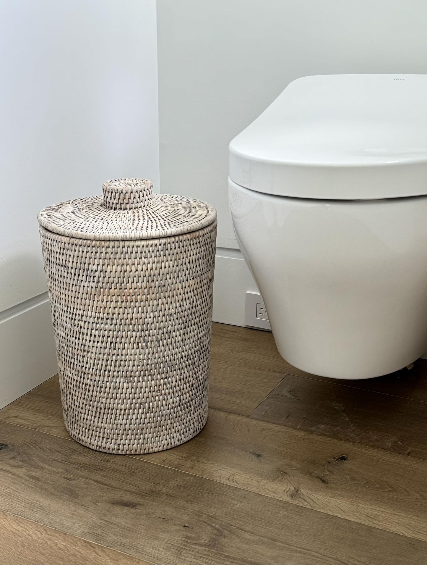 Kouboo La Jolla Rattan Round Plastic Insert & Lid, Dorm Waste Basket, Bedroom, Living Room, Bathroom Basket for Dry Organic, Home Decor, Large White-Wash