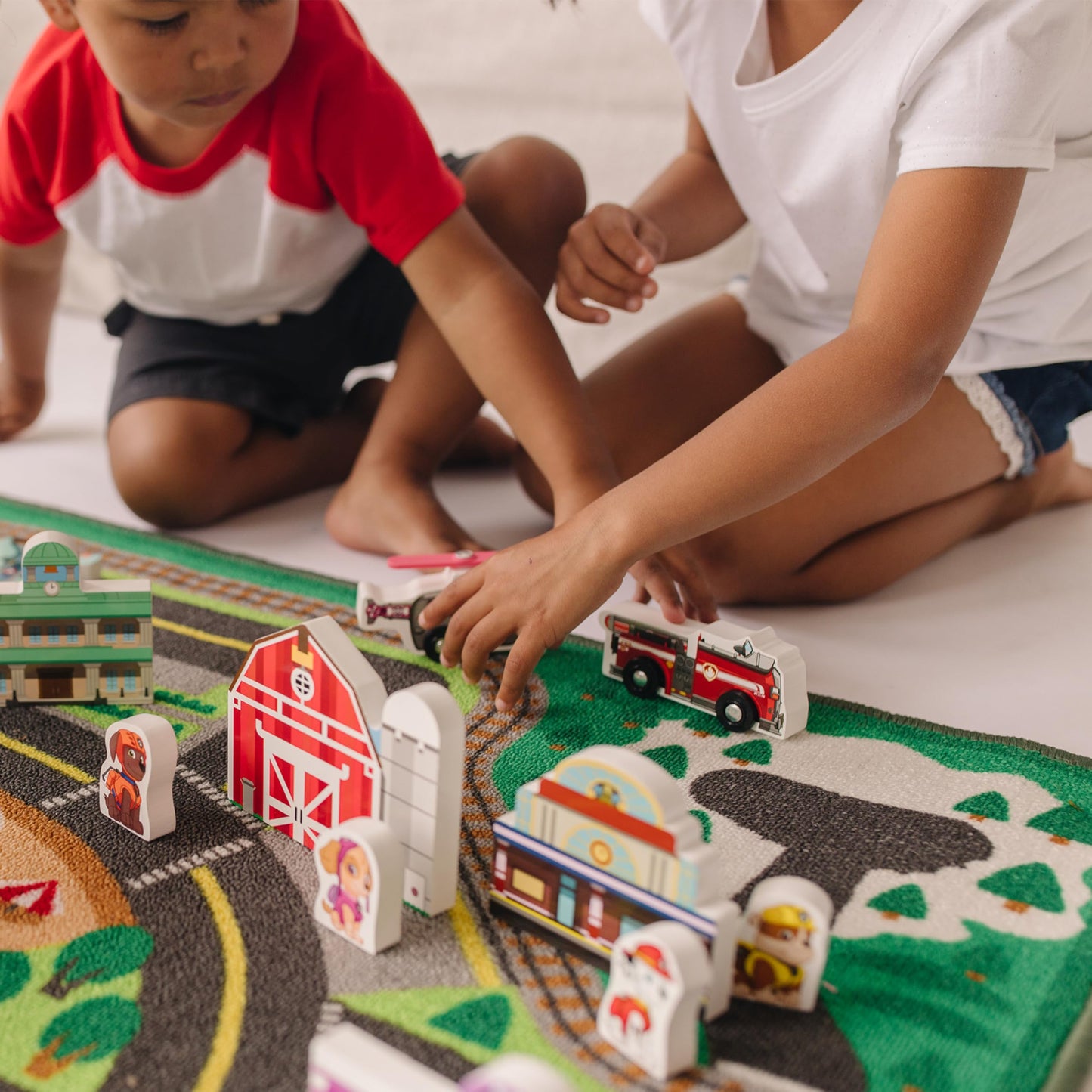 Melissa & Doug PAW Patrol Activity Rug - Adventure Bay (22 Pieces) PAW Patrol Town Mat with Wooden Toys for Ages 3+