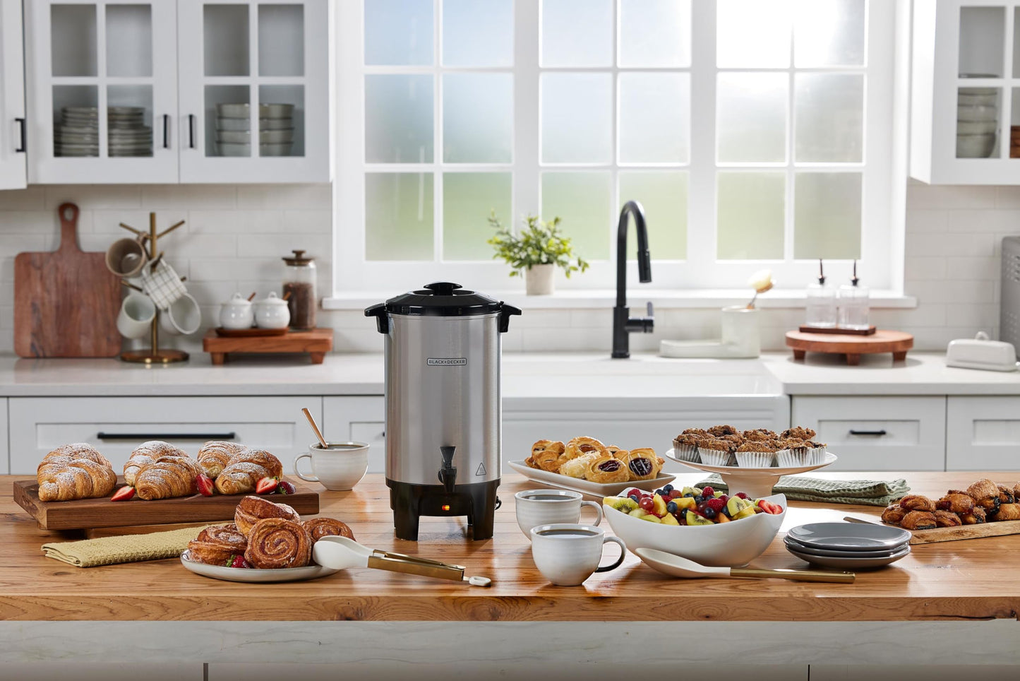 BLACK+DECKER 40 Cup Coffee Urn, Fast Brewing, Aluminum, Keep Warm Function, Heat Resistant Handles, Indicator Light