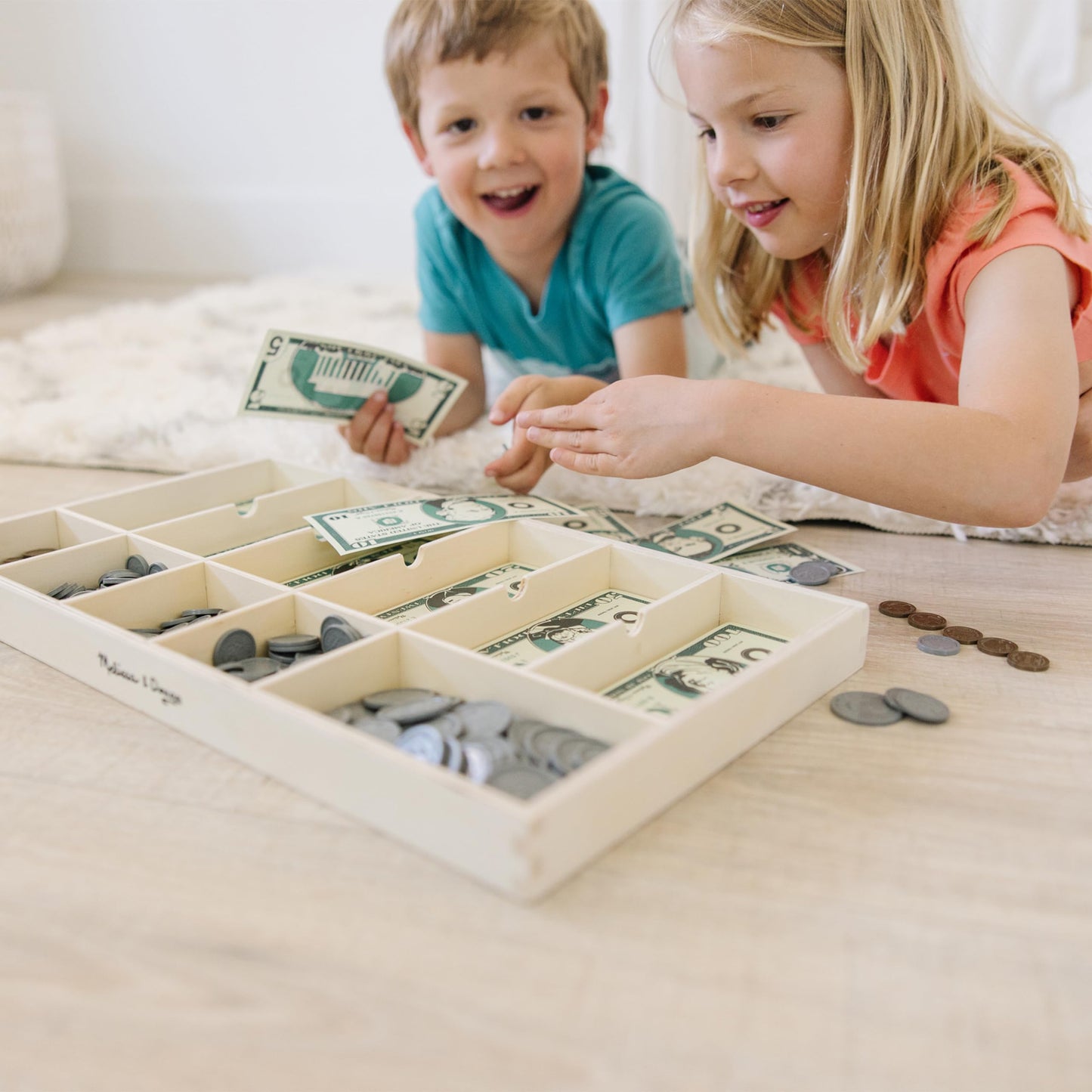 Melissa & Doug Classic Play Money Set, Developmental Toys, 50 of Each Denomination, Wooden Cash Drawer (45.085 cm H x 26.035 cm W x 3.175 cm L)