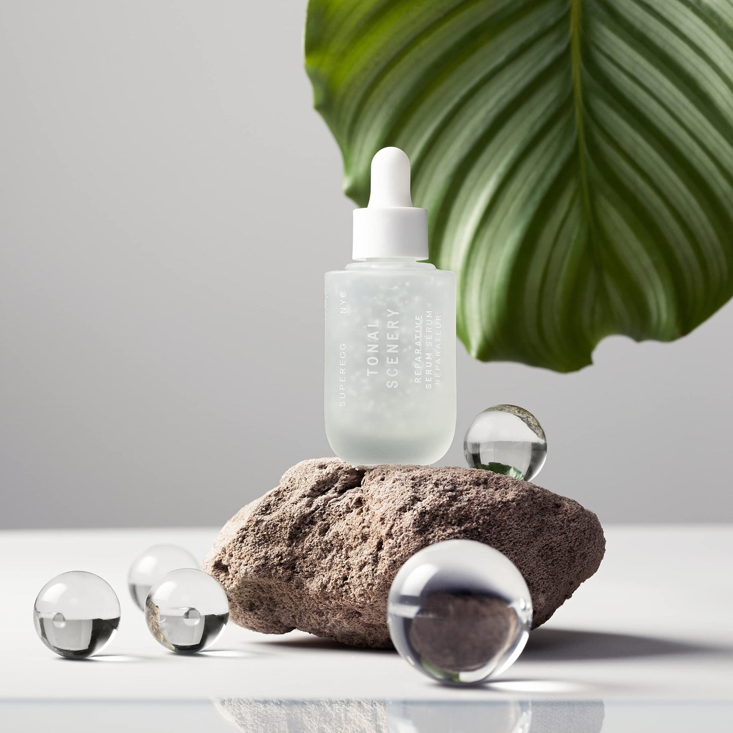 SUPEREGG Tonal Scenery Reparative Serum: For a healthy radiance. Treatment serum with Bio Desert Oil, Probiotics, Niacinamide.