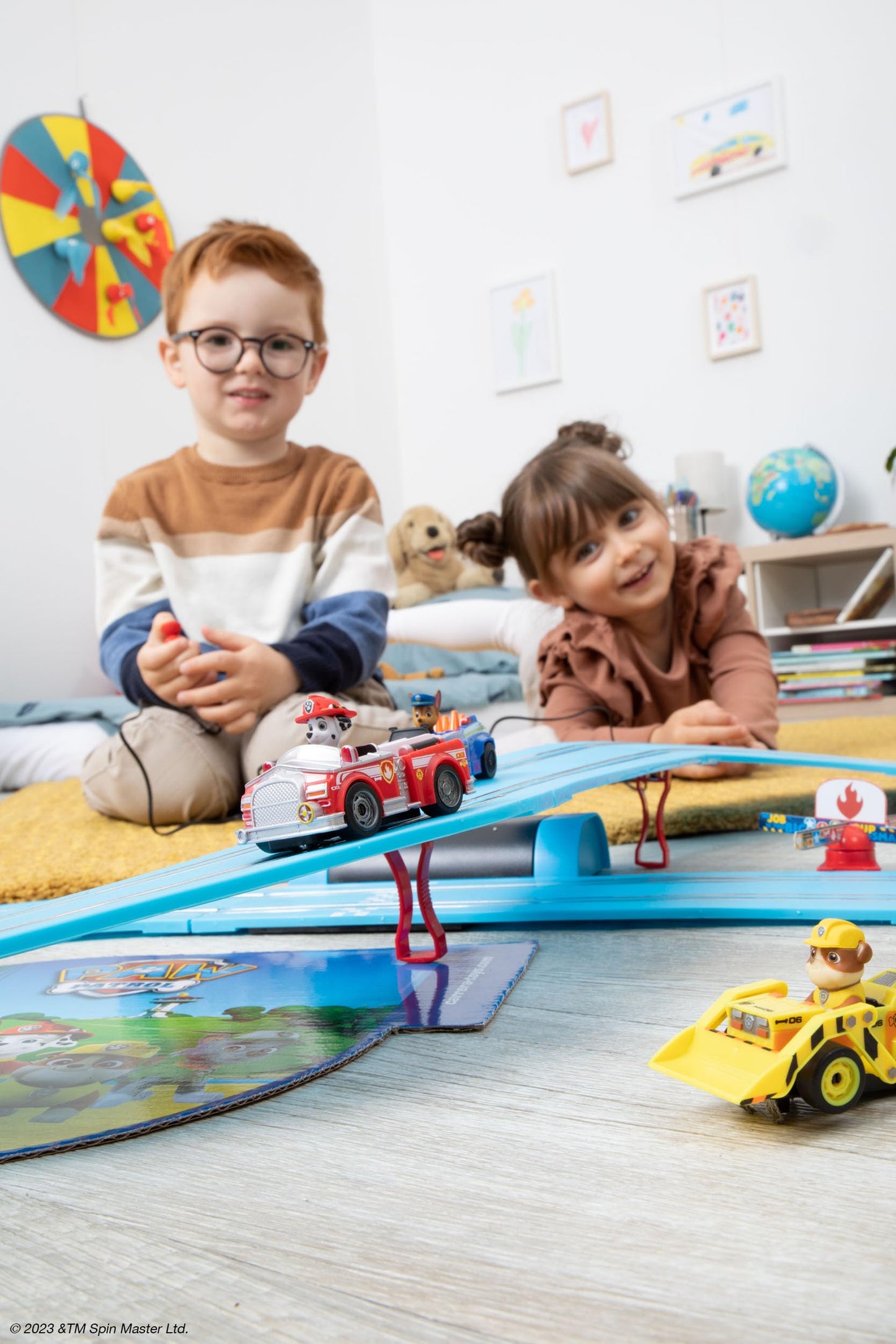 Carrera First Paw Patrol-Slot Car Race Track-Includes 2 Cars: Chase and Marshall-Battery-Powered Beginner Racing Set for Kids Ages 3 Years and Up, Multi