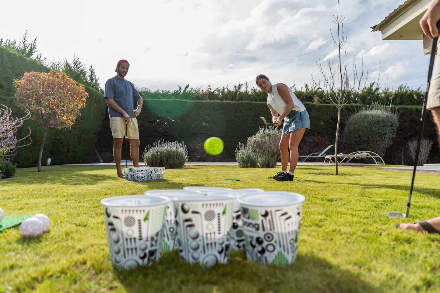 VULCANO SPORTS Par Pong Backyard Golf Chipping Game – Outdoor Golf Game with 12 Buckets, 2 Hitting Mats & Golf Balls – for Adults, Tailgating, BBQ, Parties & Gifts for Golfers.