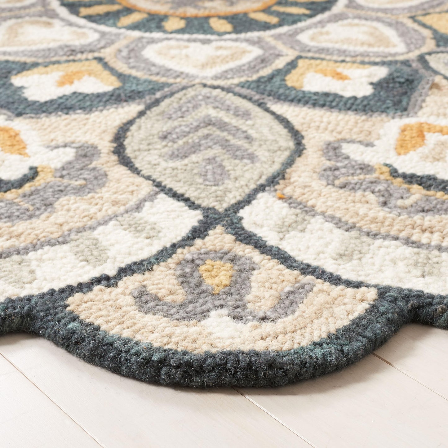 SAFAVIEH Novelty Collection Area Rug - 3' Round, Beige & Navy, Handmade Wool, Flower Design, Ideal for High Traffic Areas in Living Room, Bedroom, Dining (NOV604B-3R)