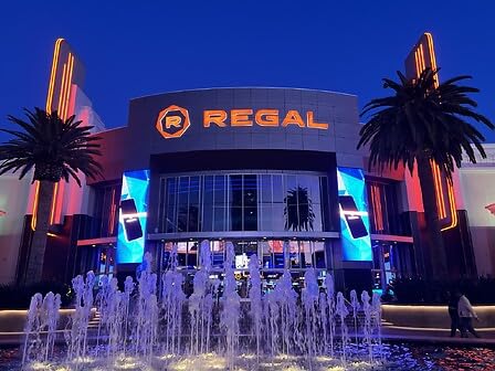 Wonderbox – REGAL Movie Bundle - 2 Premiere Movie Tickets + 2 Snack Packs – Original Gift Idea - Experience Gift - 425 Locations in The US