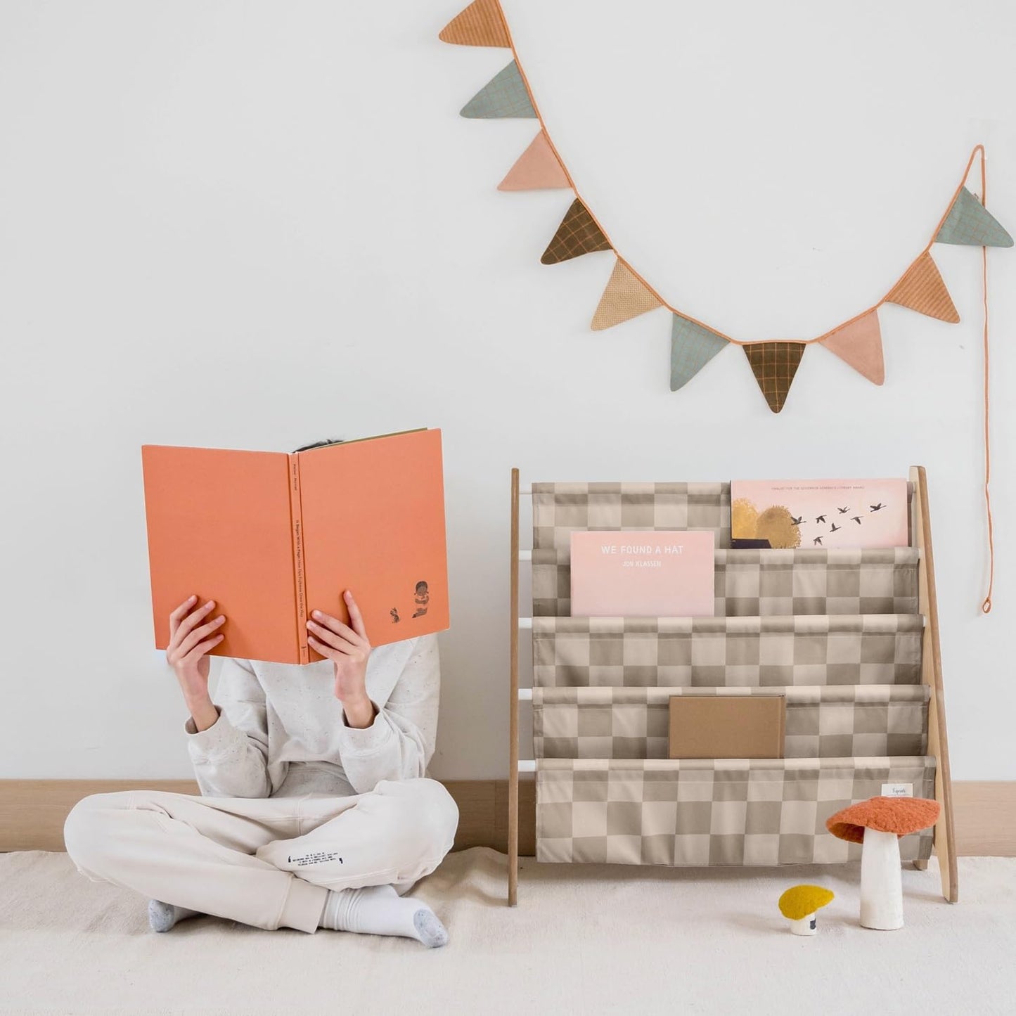 3 Sprouts Kids Bookshelf with Recycled Fabric - 4-Tier Sling Storage for Kids Rooms Holds 35 Titles - Toddler Organizer for Ages 3+ - Checkered Beige