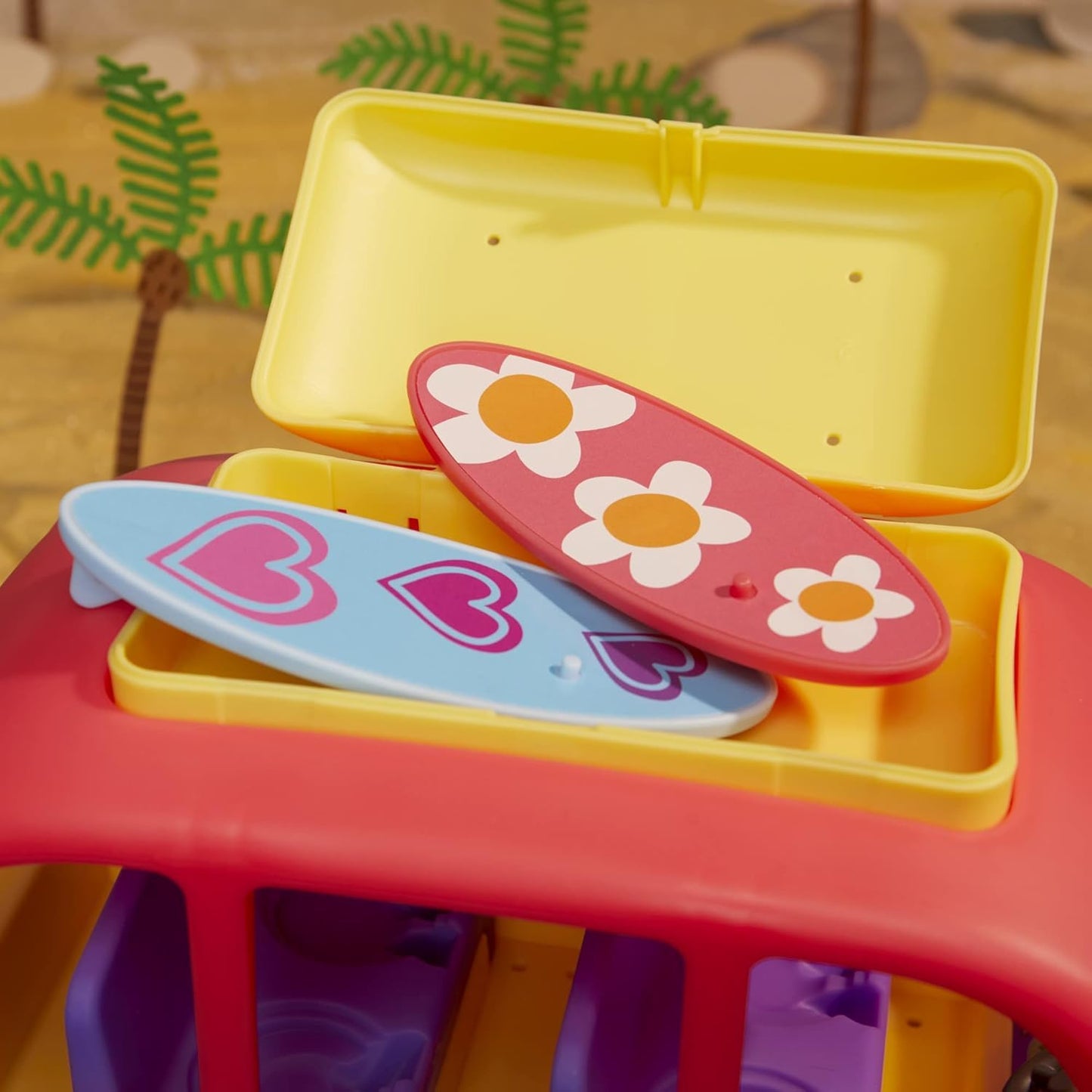 Peppa Pig Peppa Visits Australia Campervan Vehicle Preschool Toy with Rolling Wheels; Includes 8 Figures, 4 Accessories, for Ages 3 and Up