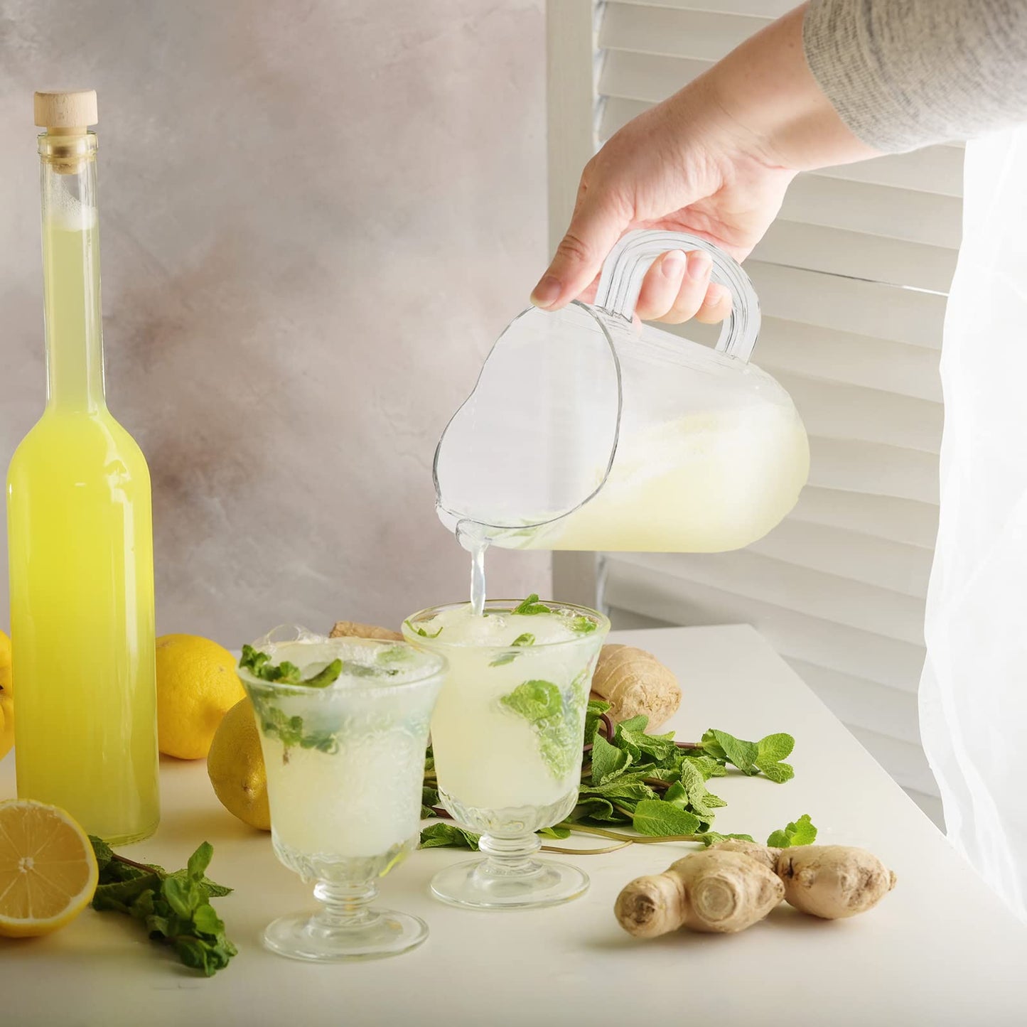 12 Pcs Plastic Pitchers 60 Ounce Clear Restaurant Pitcher Jug Large Water Jug Carafe Serve Milk Tea Juice Drink for Parties Container Dispenser Beer Jar