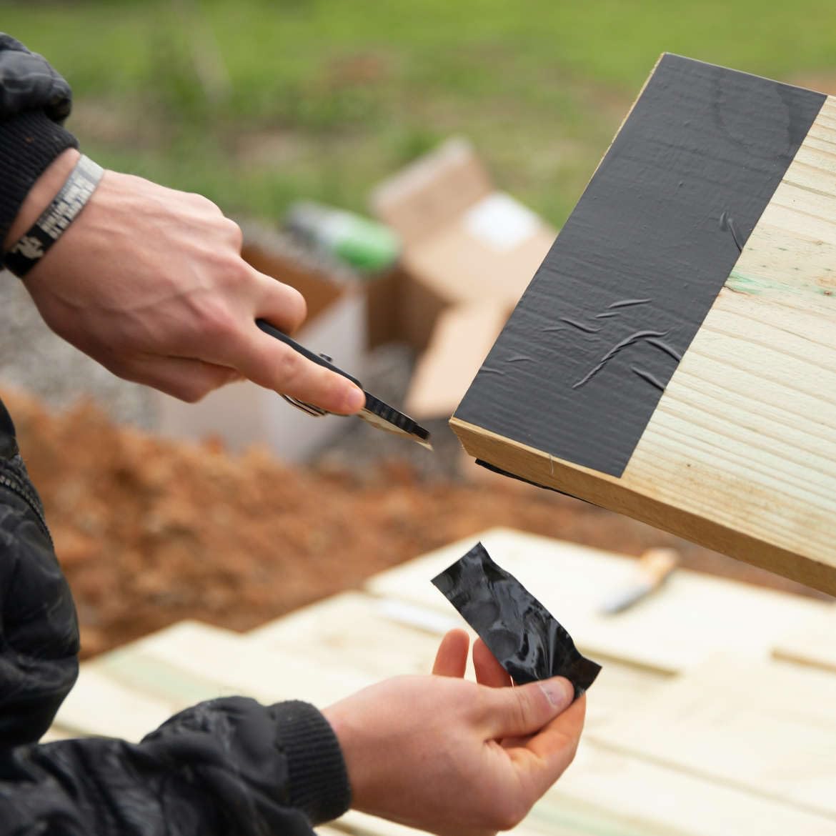 FrogTape Pro Grade Deck and Joist Flashing Tape - 4 Inch Width (3.78 in. x 50 ft) - All Weather & UV Resistant Linerless Tape for Decking, Wood, Beams with Advanced Acrylic Adhesive - 13 mils - Black