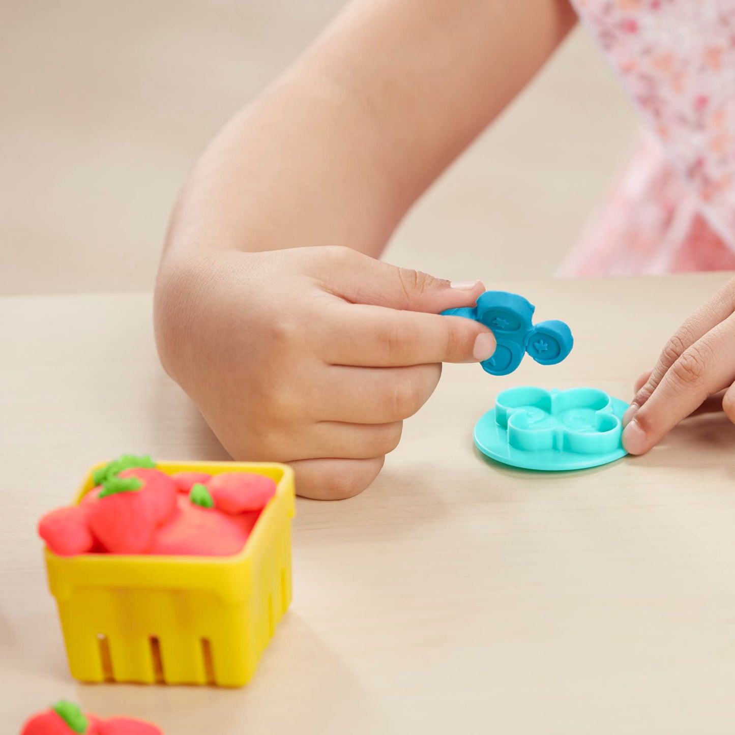 Play-Doh Farmer's Market Toy Kitchen Playset with 28 Play Food Accessories & 11 Colors Including Specialty Smoothie Can (Amazon Exclusive)