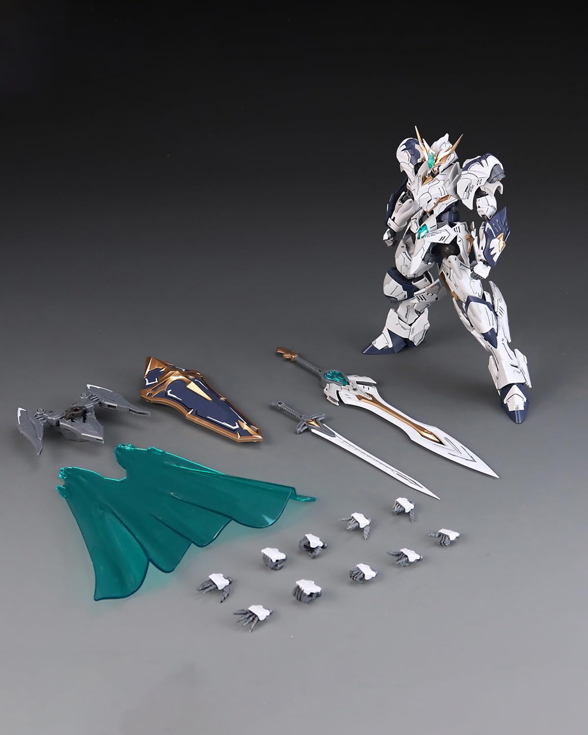 Pipigirl 1:144 Plastic Action Figures Kits, Titan Greatsword Tristan, 6.3 in Mecha Model, Easy to Assemble