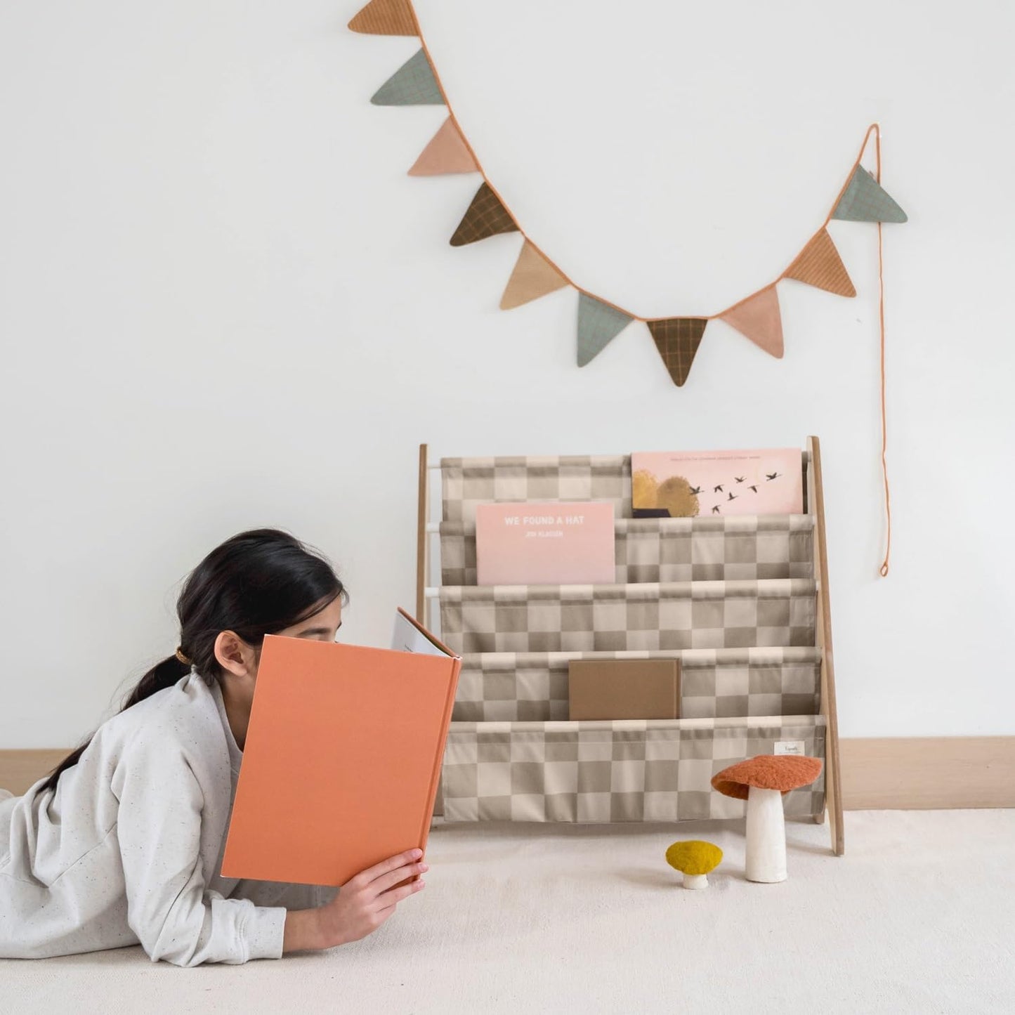 3 Sprouts Kids Bookshelf with Recycled Fabric - 4-Tier Sling Storage for Kids Rooms Holds 35 Titles - Toddler Organizer for Ages 3+ - Checkered Beige
