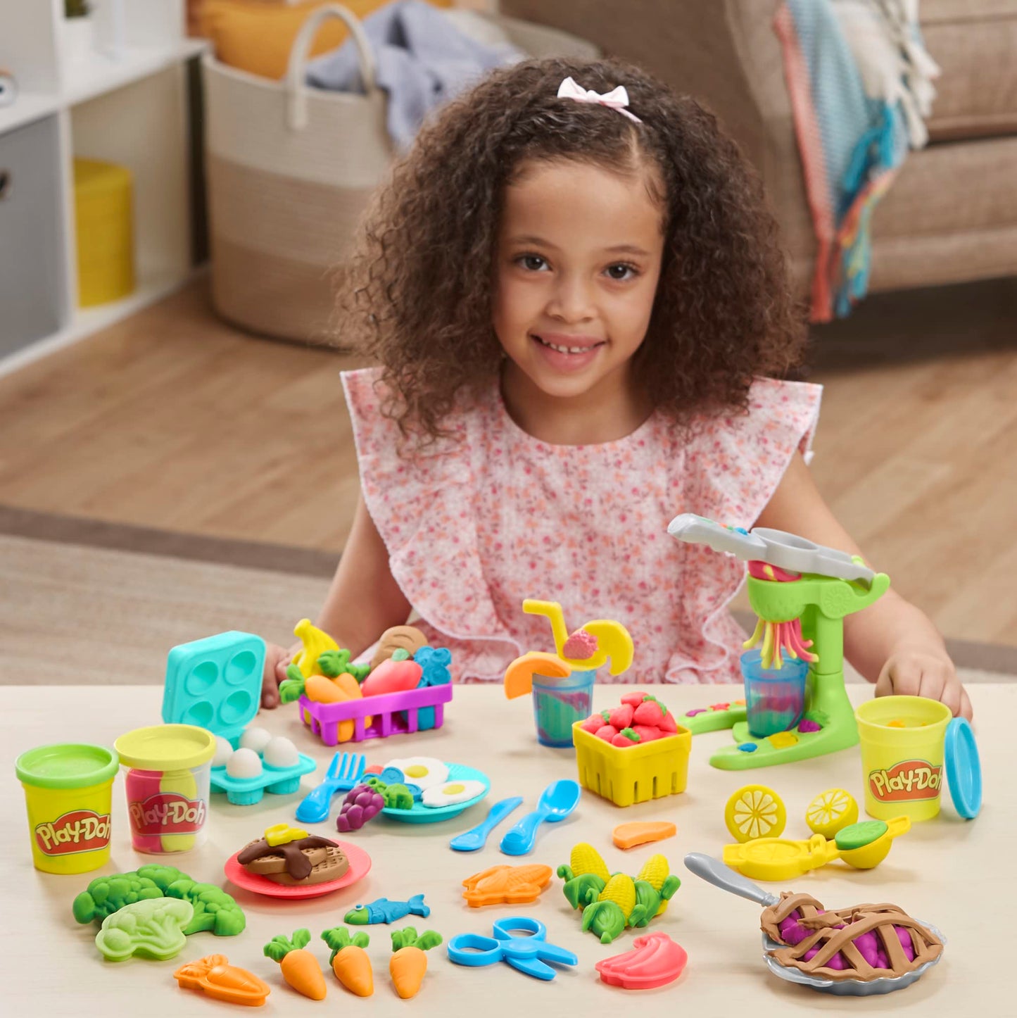Play-Doh Farmer's Market Toy Kitchen Playset with 28 Play Food Accessories & 11 Colors Including Specialty Smoothie Can (Amazon Exclusive)