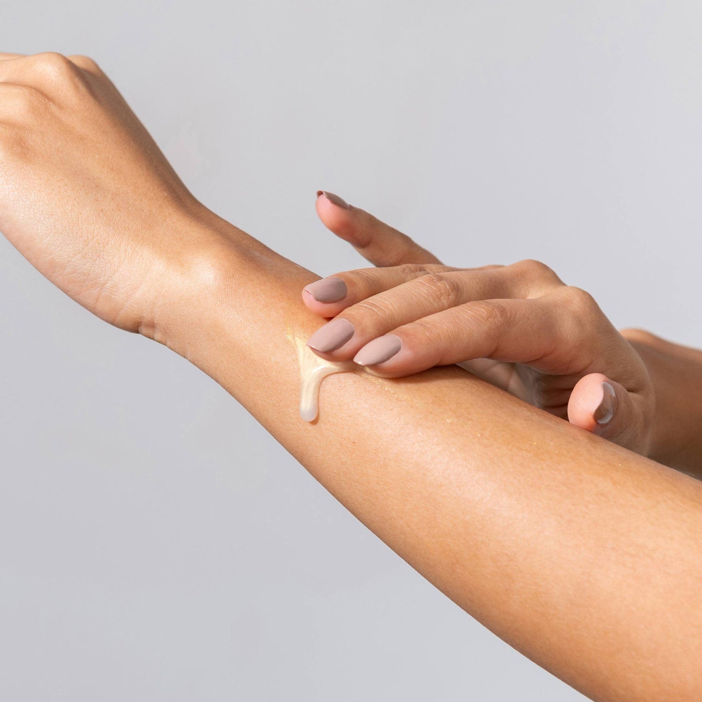 M-61 Hydraboost Gradual Tan Body Serum - Hydrating and firming gradual tan body serum with peptides, vitamin B5, red seaweed, hyaluronic acid & aloe