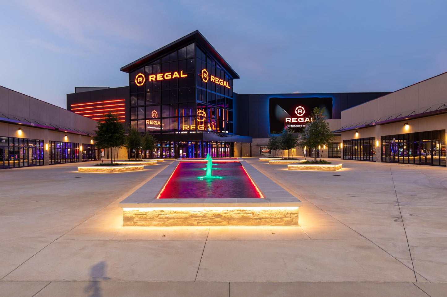 Wonderbox – REGAL Movie Bundle - 2 Premiere Movie Tickets + 2 Snack Packs – Original Gift Idea - Experience Gift - 425 Locations in The US