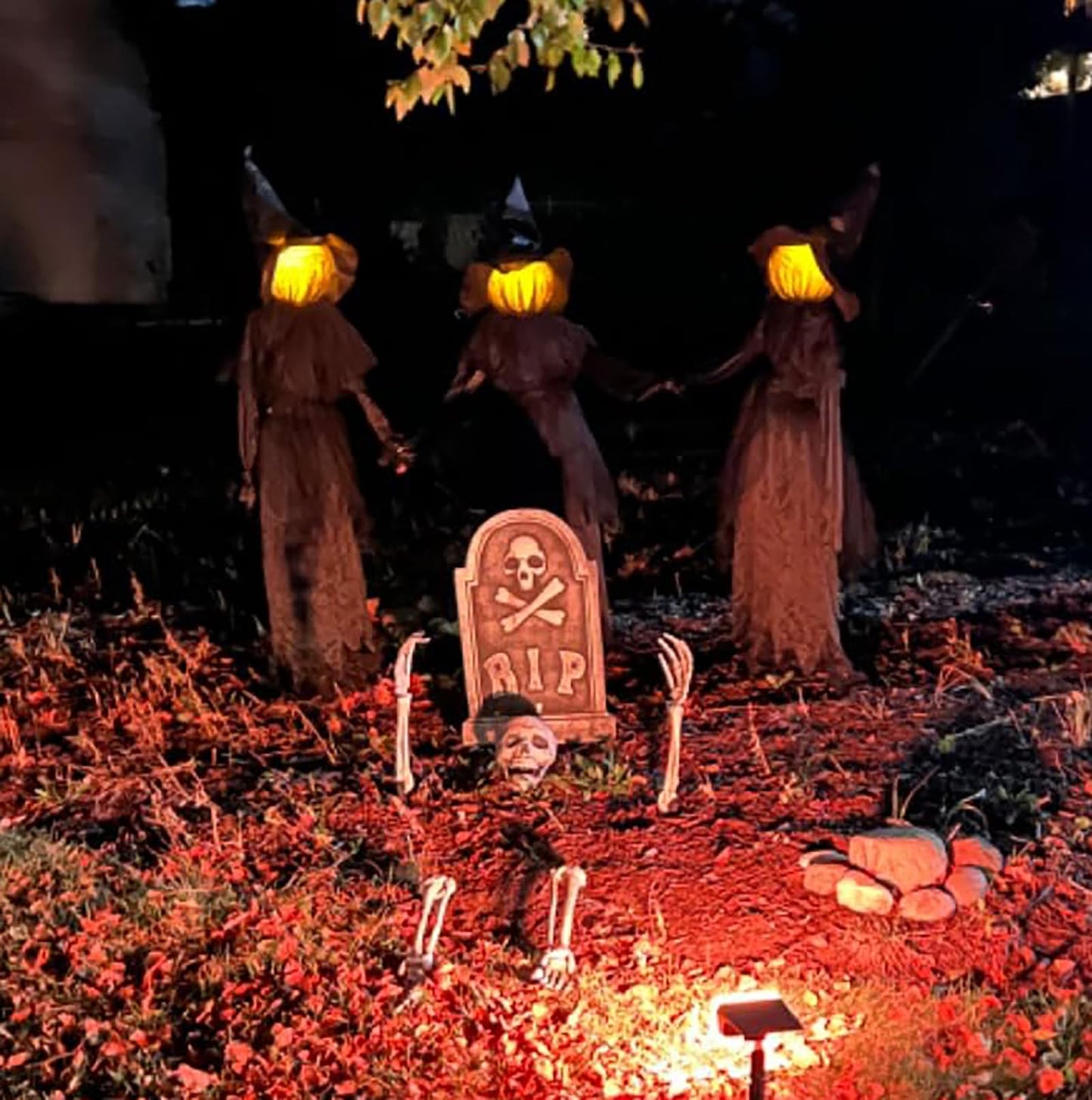 Halloween Decorations, Set of 3 Light Up Witches Holding Hands Witches with Stakes，Voice Control Witch Glowing Head Waterproof for Outside Garden Statue Decoration Grass Lawn