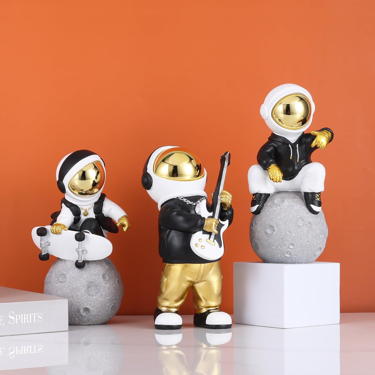 LCCCK Astronaut Figurine Spaceman Sculpture Black Gold Astronaut Statue Child Gifts Ornament Room Decor for Men,Home and Crafts Desktop Accessories Tabletop Decoration, Living Room, Office, Bookshelf