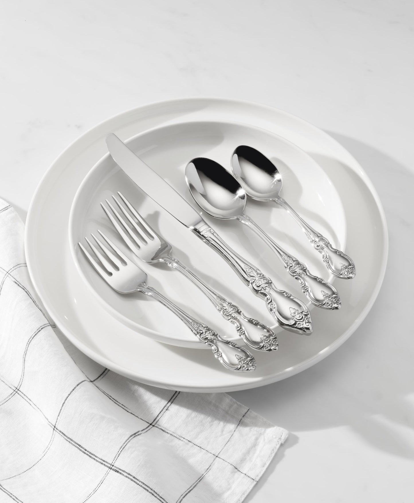 Oneida Silverware Set For 4, Louisiana 20-Piece Fine Flatware Set, Service For 4, 18/8 Stainless Steel, Silver, Mirror Finish, Knives Spoons and Forks, Dishwasher Safe, Tableware (Silver, 20 Pieces)