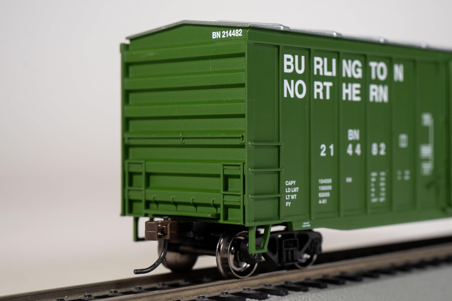 Bachmann Trains - 50' Outside Braced Box Car with Flashing End of Train Device - Burlington Northern - HO Scale