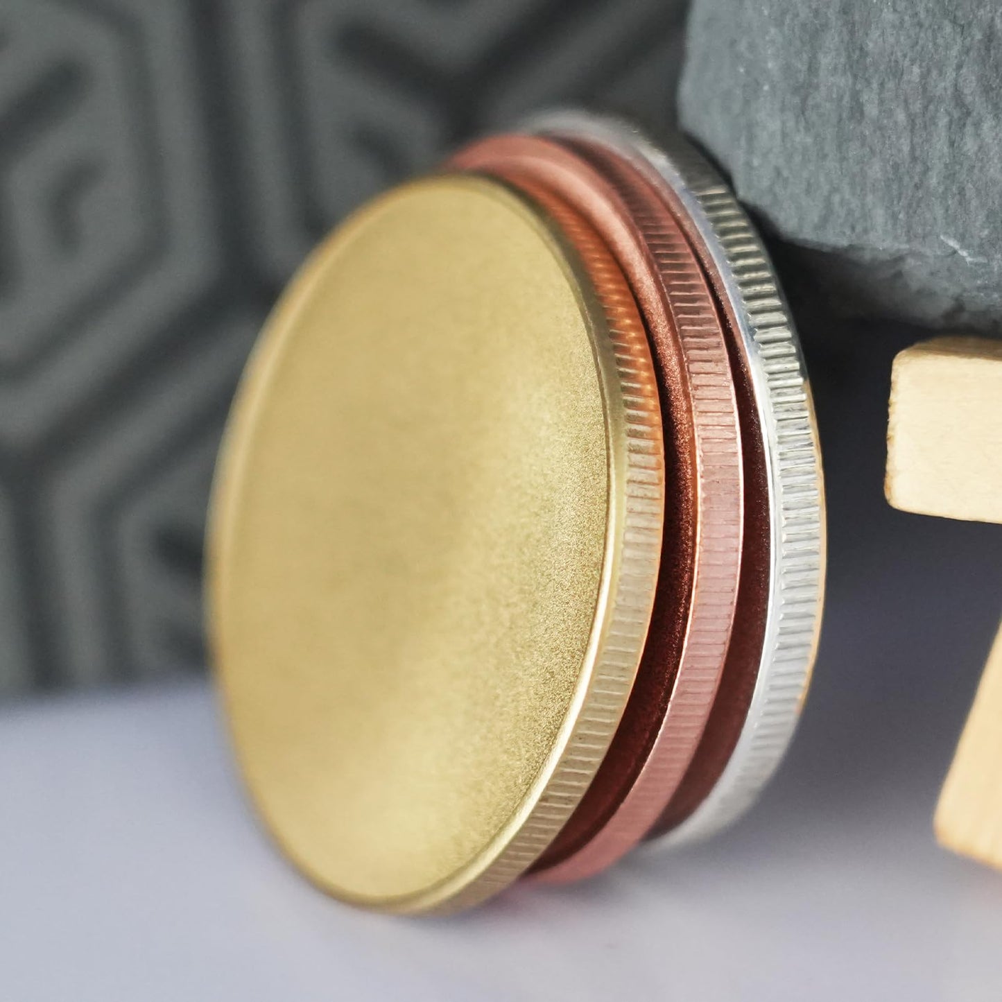 ComMarker 20 Pcs 3mm Brass Blank Challenge Coin,3mm Thickness Threaded Edged 40 mm Engraving Blanks Coins,Acrylic Protection Box for DIY Crafts Engraving Travel Commemorative Collection Supplies