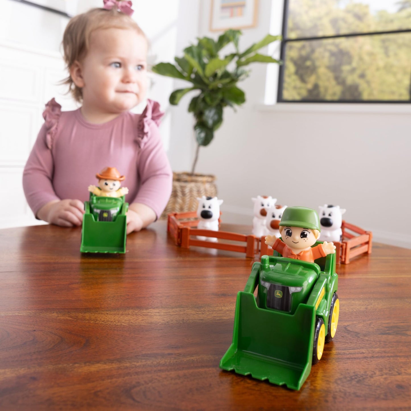 John Deere The Cows Are Escaped, Farm Playset with 14 Pieces, Tractors with Front Loader, Figures, Cows and Fences, Robust and Realistic, Educational Toy