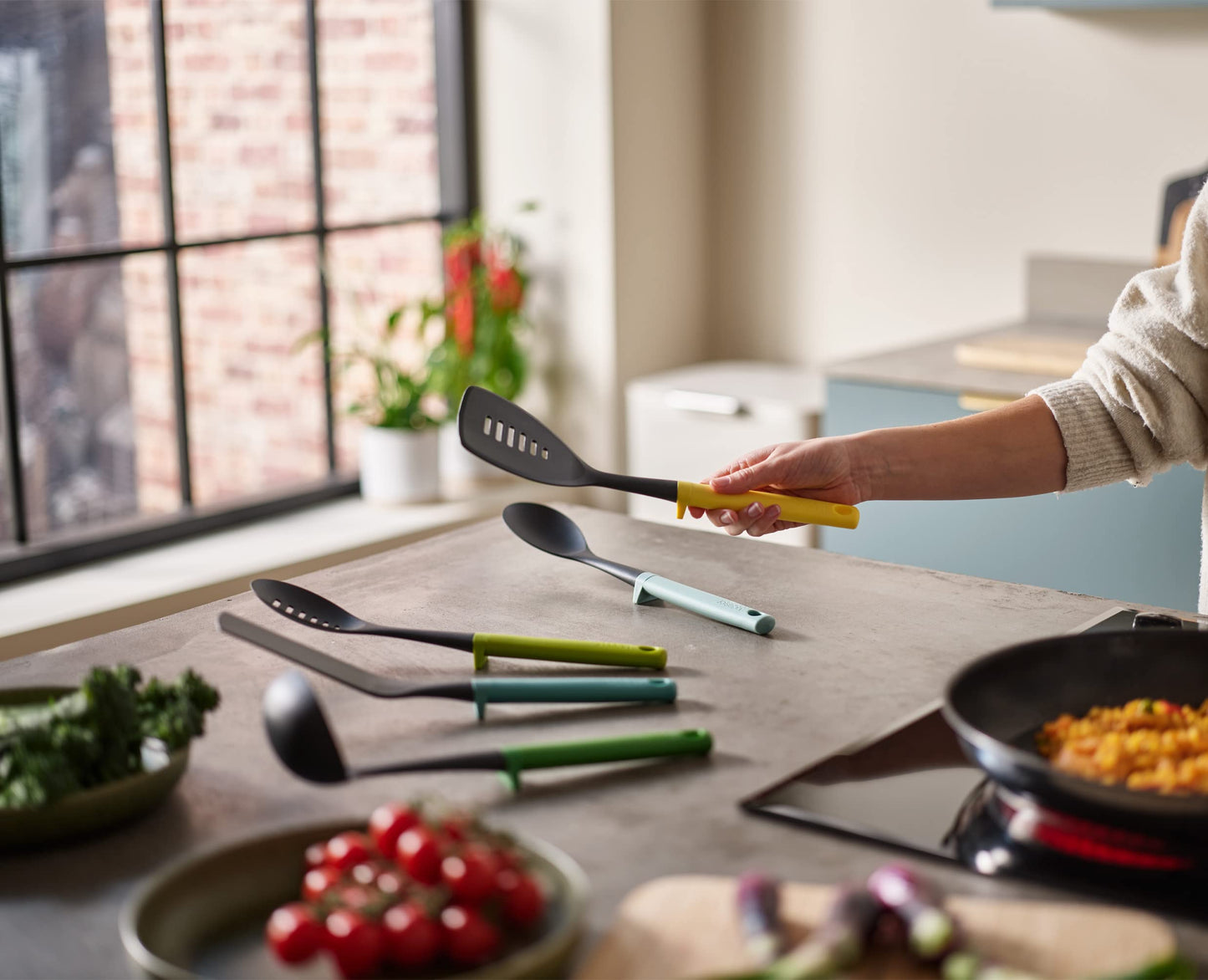Joseph Joseph Duo 5-Piece Utensil Set with Integrated Tool Rests: Vibrant Set with Solid & Slotted Spoons, Turners, and Ladle, Hygienic Design, Heat-Resistant, Perfect for Hanging Storage