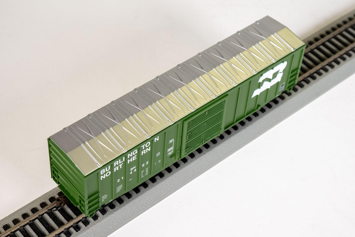 Bachmann Trains - 50' Outside Braced Box Car with Flashing End of Train Device - Burlington Northern - HO Scale