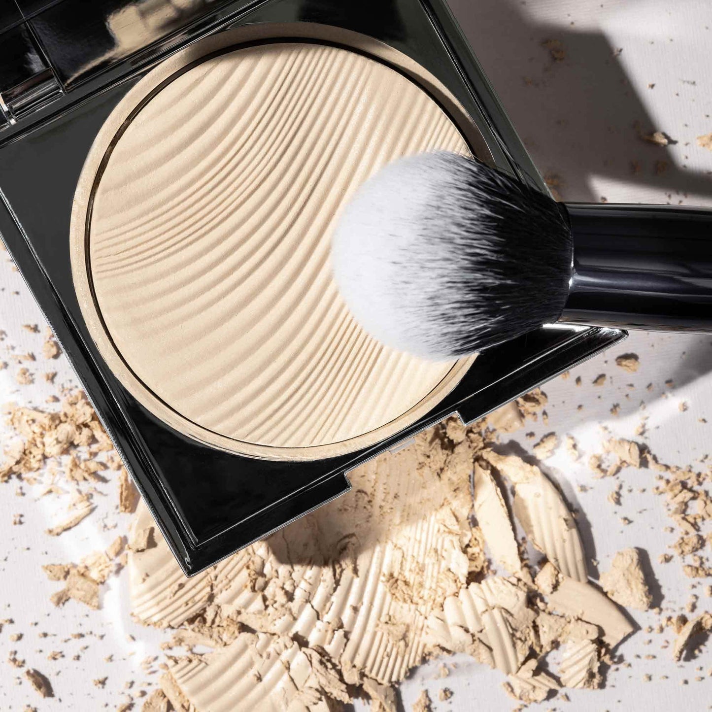 Lune+Aster SuperStar Translucent Pressed Powder - The ultimate universal talc-free translucent pressed powder with vitamin E, licorice and apple seed extract.