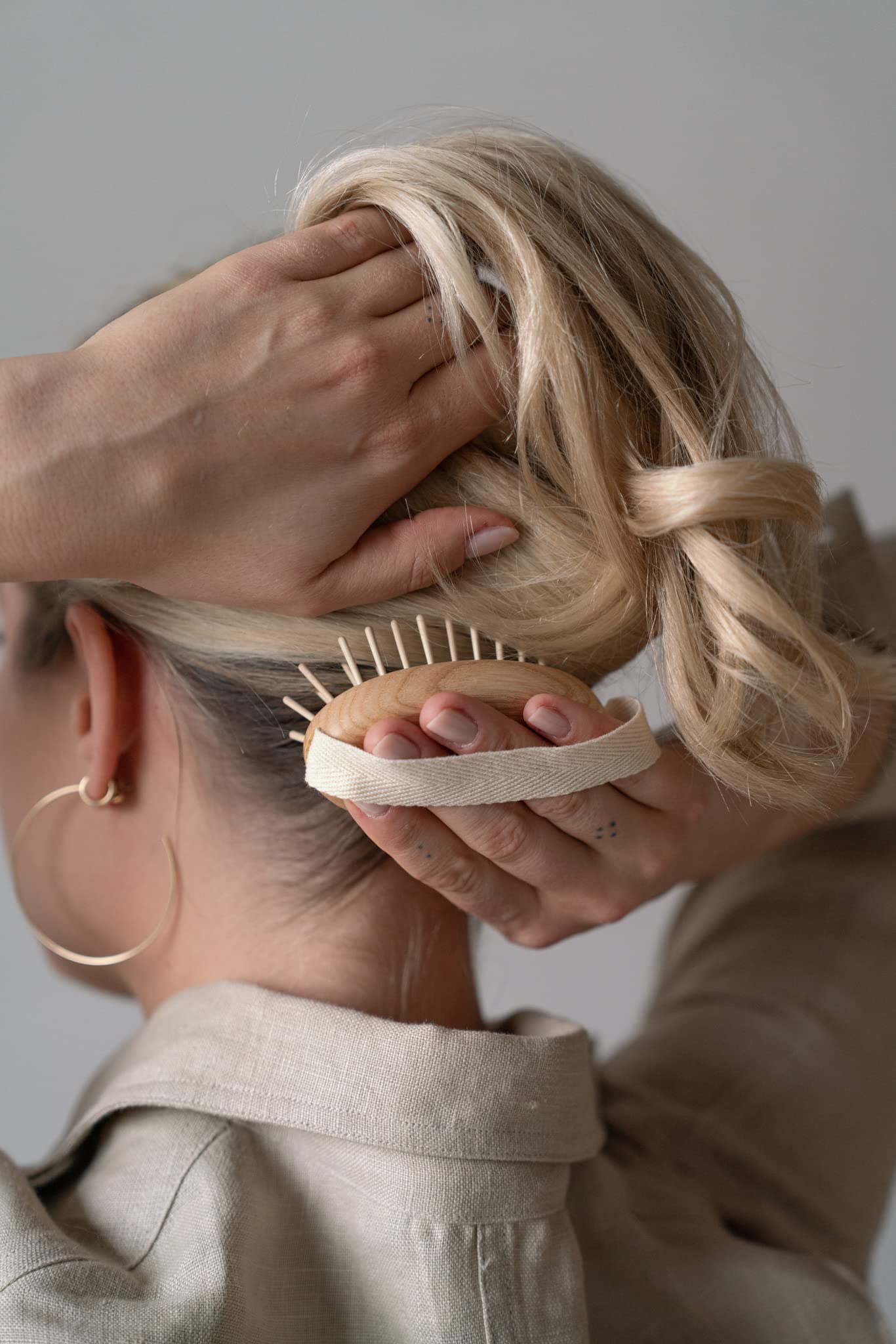 TEK - Scalp Massage Brush in Ash Wood with Strap, Ideal for Washing Air and Application of Anti-Hair Loss Lotions, 8,5 x 5 cm