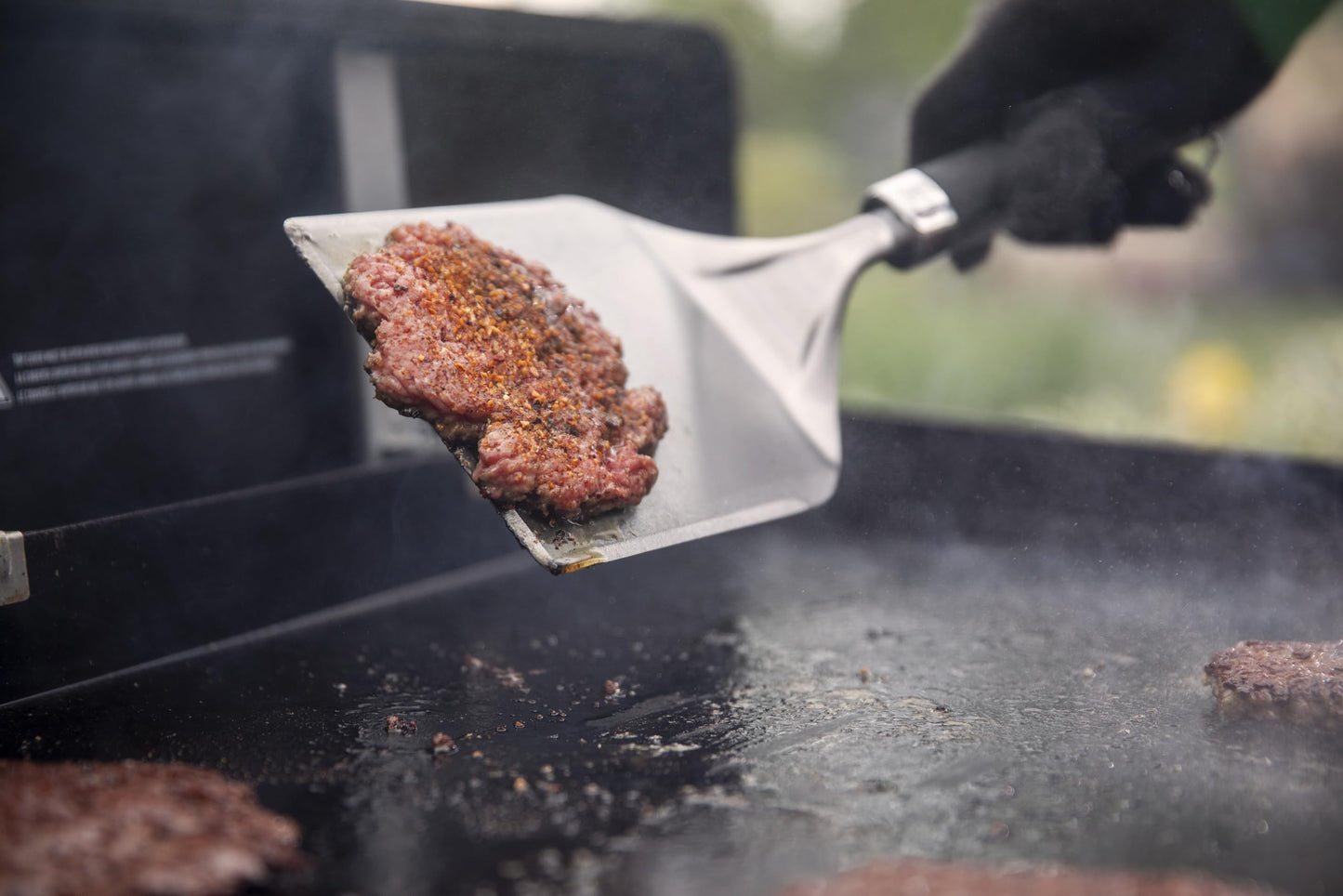 Weber Smashed Burger Set – Smash Press, Wide Spatula & Seasoning Shakers for Perfect Crust Smash Burgers with Patty Paper for Easy Release