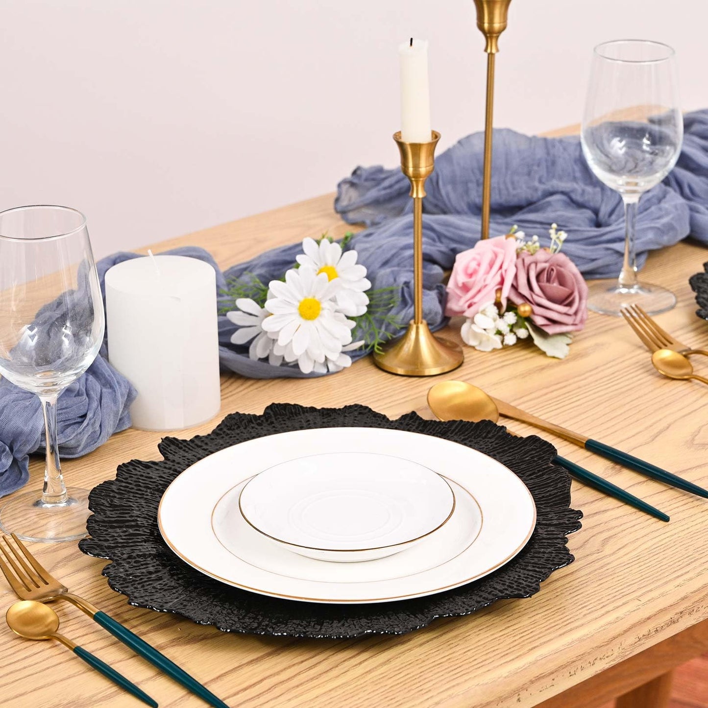 100Pcs Black Charger Plates Round 13inch, Reef Plate Chargers for Dinner, Bulk Plastic Floral Table Charger Plates for Dinner Wedding Party Event Table Setting Decoration(Black)