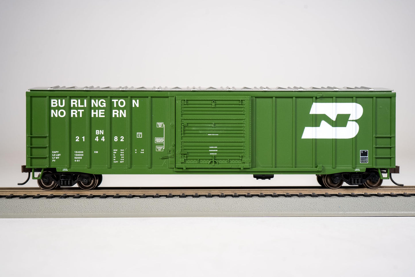 Bachmann Trains - 50' Outside Braced Box Car with Flashing End of Train Device - Burlington Northern - HO Scale