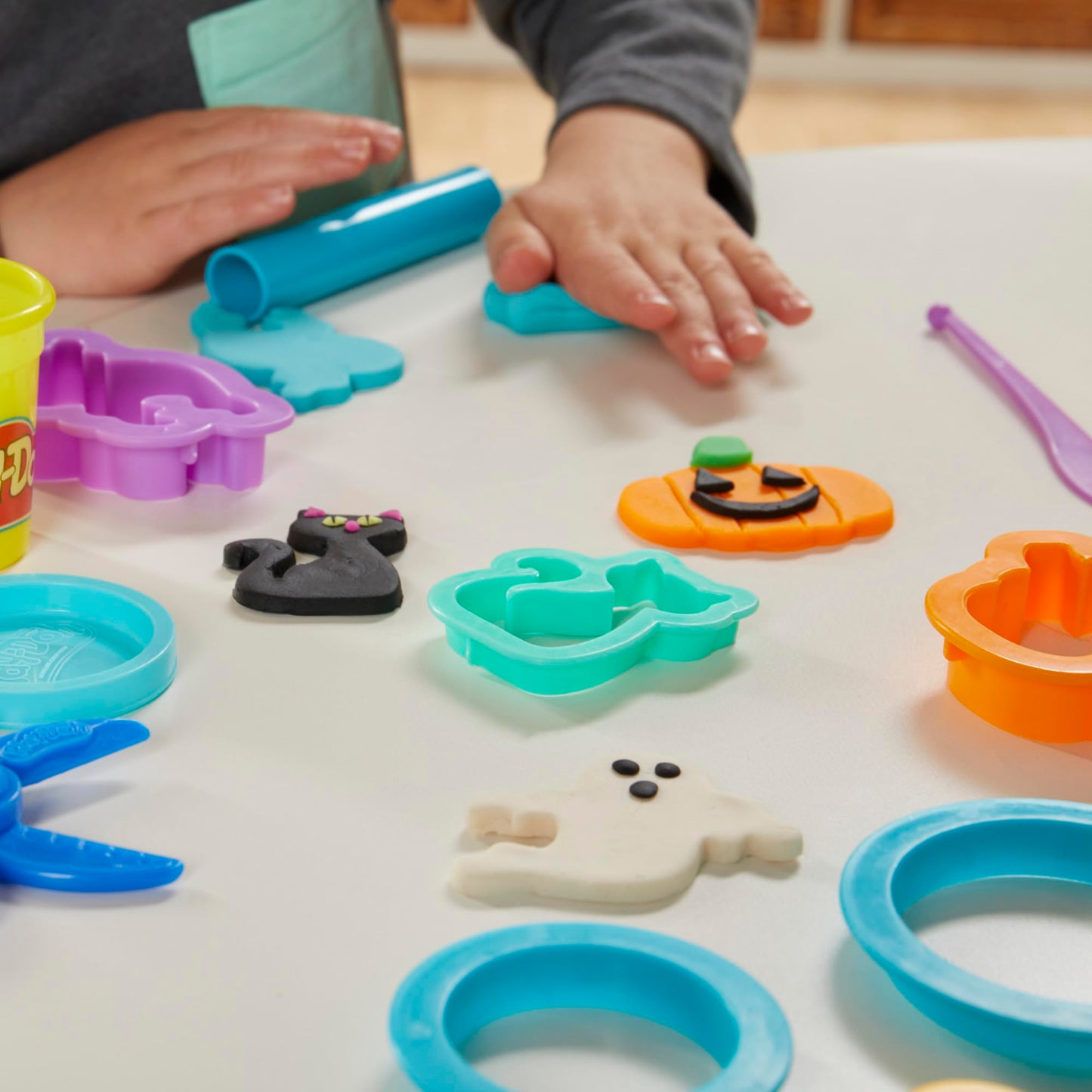 Play-Doh Set of Holiday Tools, 43 Accessories & 10 Modeling Compound Colors, Kids Toys Holiday Arts and Crafts for Kids 3 Years & Up (Amazon Exclusive)