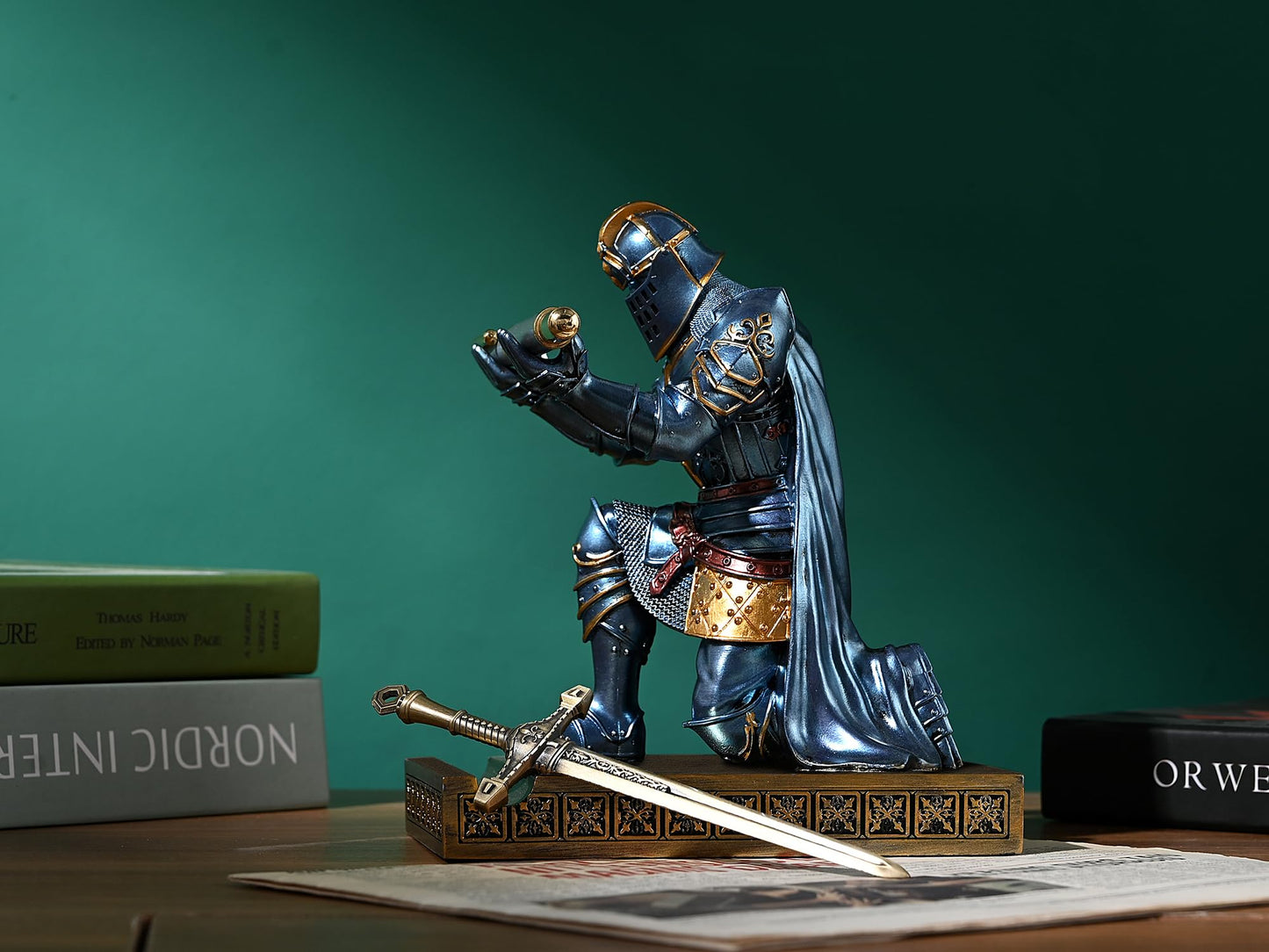 HDMbigmi King's Guard Leader Cloak Warrior Knight Pen Holder Mobile Phone Stand, Ornament Knight Statue, Pen Stand Paperweight for Office and Home (Blue)