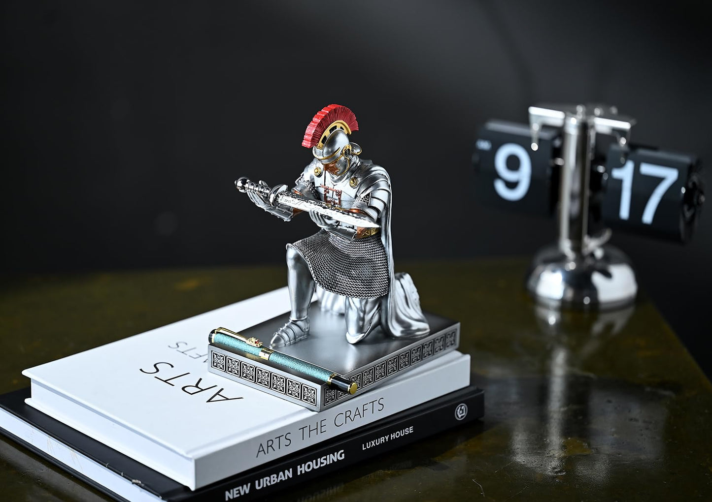 CYXStar Roman Praetorian Prefect Warrior Knight Pen Holder Desk Ornament Resin Praetorian Guard Mobile Phone Stand Desk Accessories and Organizer For Office with a Letter Opener (Silver)