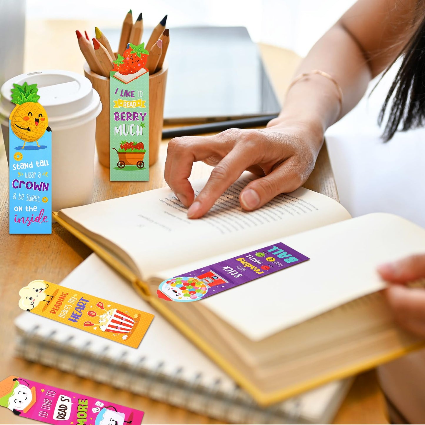 Eersida 400 Pieces Scratch and Sniff Scented Bookmarks Kids Fruit Food Theme Sayings Bookmarks Sayings Assorted Cute Scented Gifts for Students Teens Food Lovers, 10 Styles