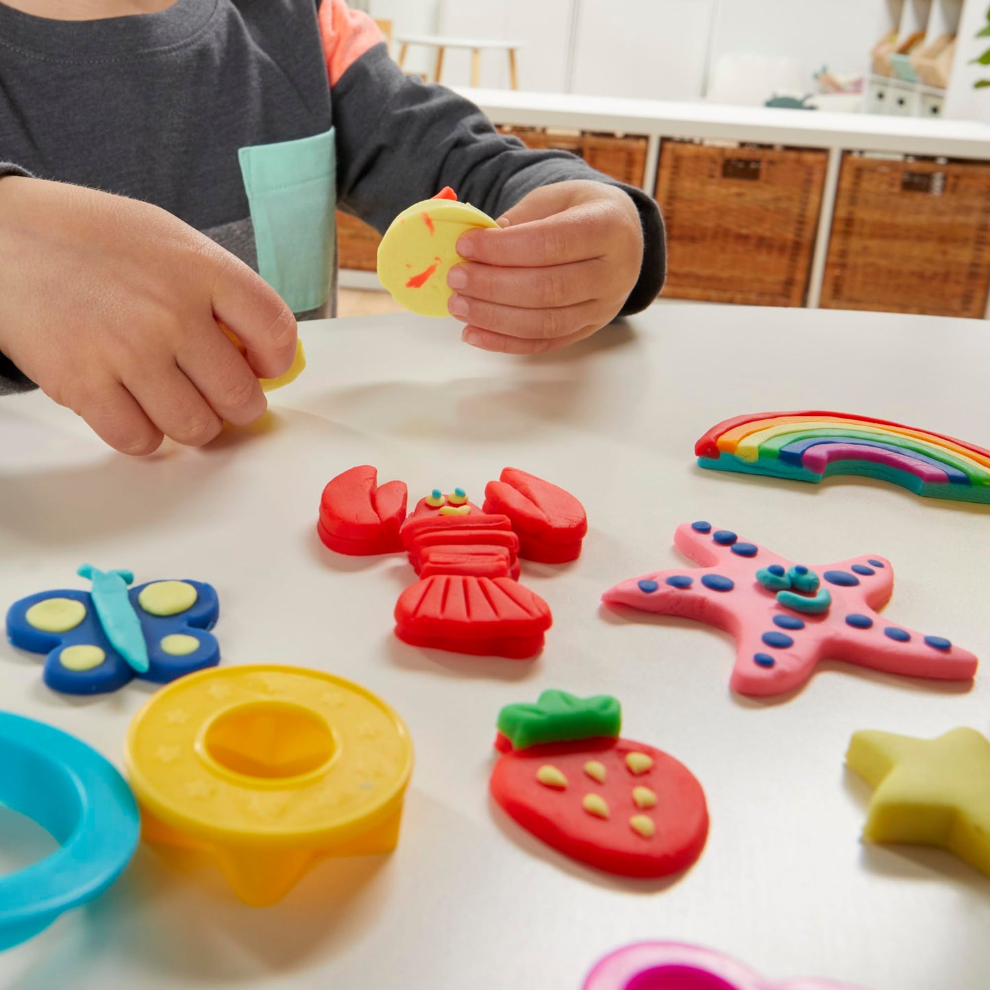 Play-Doh Set of Holiday Tools, 43 Accessories & 10 Modeling Compound Colors, Kids Toys Holiday Arts and Crafts for Kids 3 Years & Up (Amazon Exclusive)