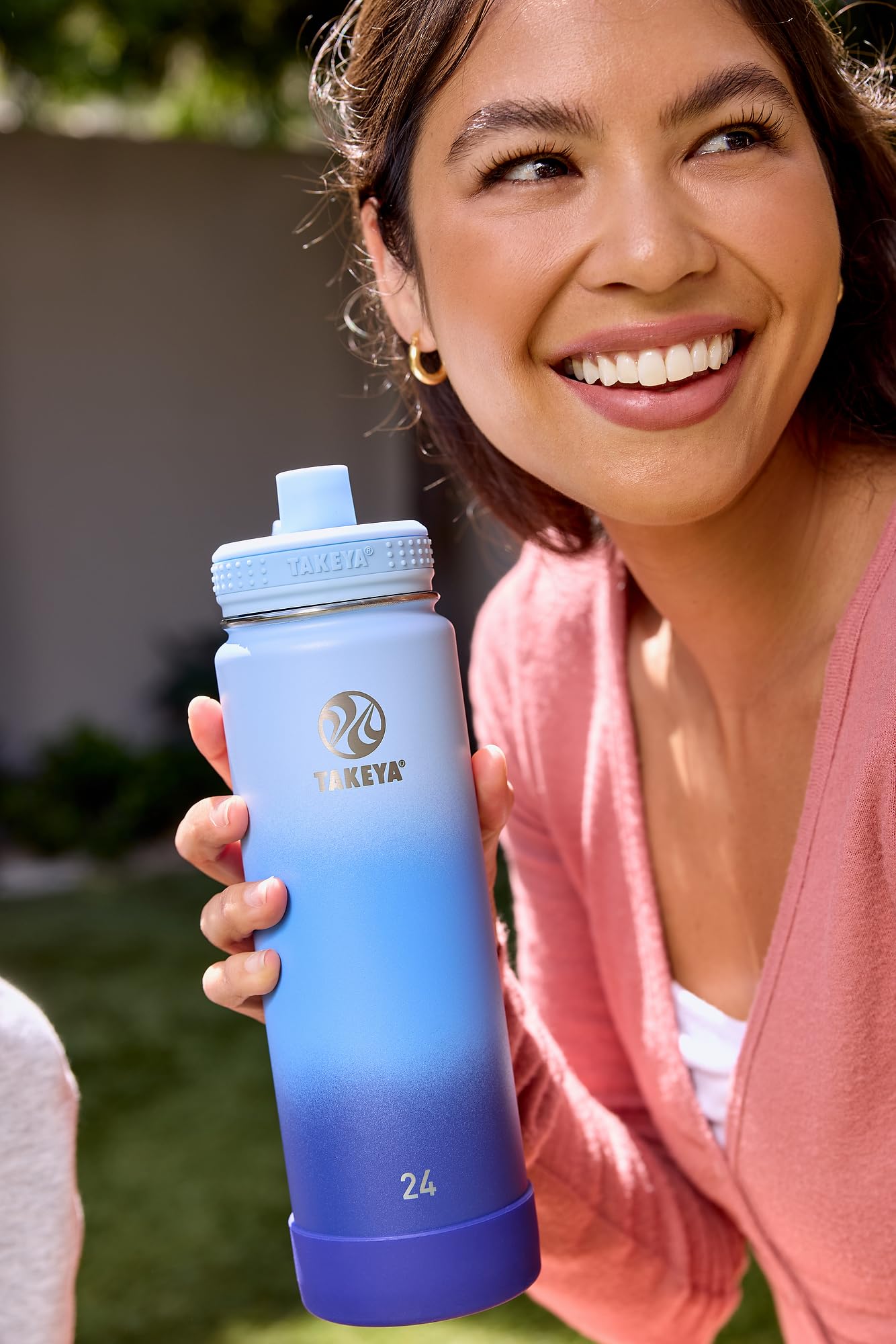 Takeya Actives Stainless Steel Water Bottle, Insulated Spout Lid, Keeps Drinks Cold 24 Hrs, Leakproof, Durable, Dishwasher Safe, Ideal for Gym, Travel, Fits Most Cup Holders, 24 oz/Ombre Pacific Blue