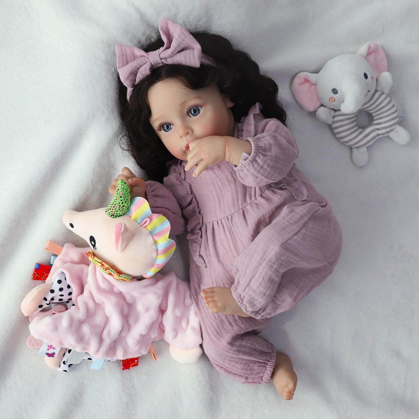 SCOM Lifelike Reborn Baby Dolls, 18 Inch Realistic Newborn Baby Girl Doll Cute Real Life Silicone Baby Doll with Soft Weighted Cloth Body Gift Accessories for 3+ Year Old Girls Boys Toddlers Kids