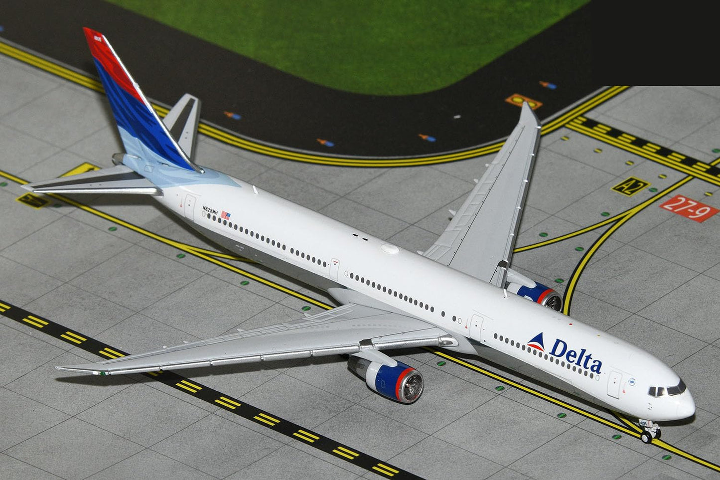 GeminiJets GJDAL2158 Delta Air Lines Boeing 767-400ER N829MH; Scale 1:400