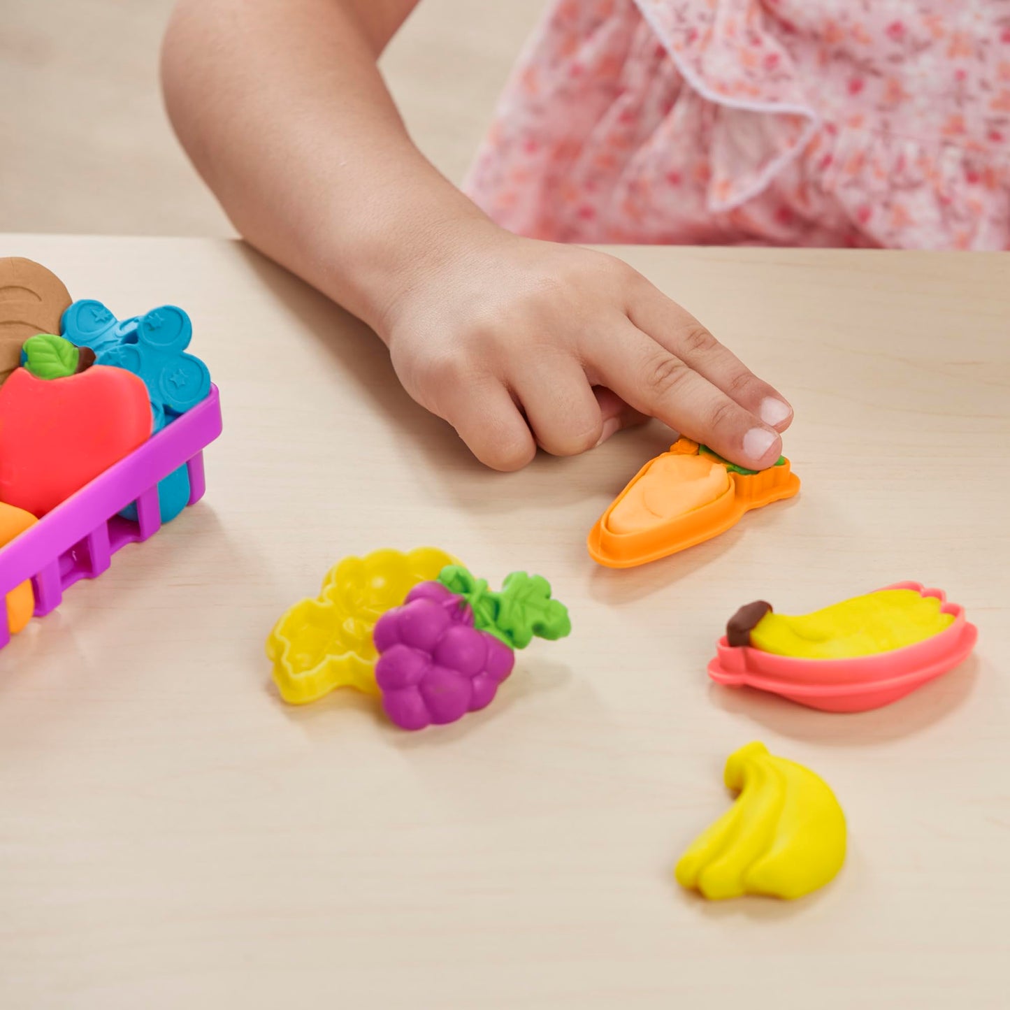 Play-Doh Farmer's Market Toy Kitchen Playset with 28 Play Food Accessories & 11 Colors Including Specialty Smoothie Can (Amazon Exclusive)