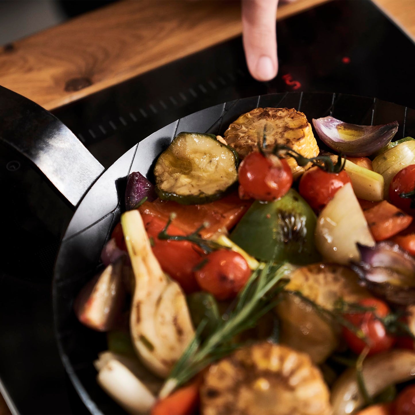 ZWILLING Forged 12-Inch Carbon Steel Frying Pan, PFAS-Free Pre-Seasoned Frying Pan, Induction Compatible Skillet, Oven Safe Carbon Steel Cookware