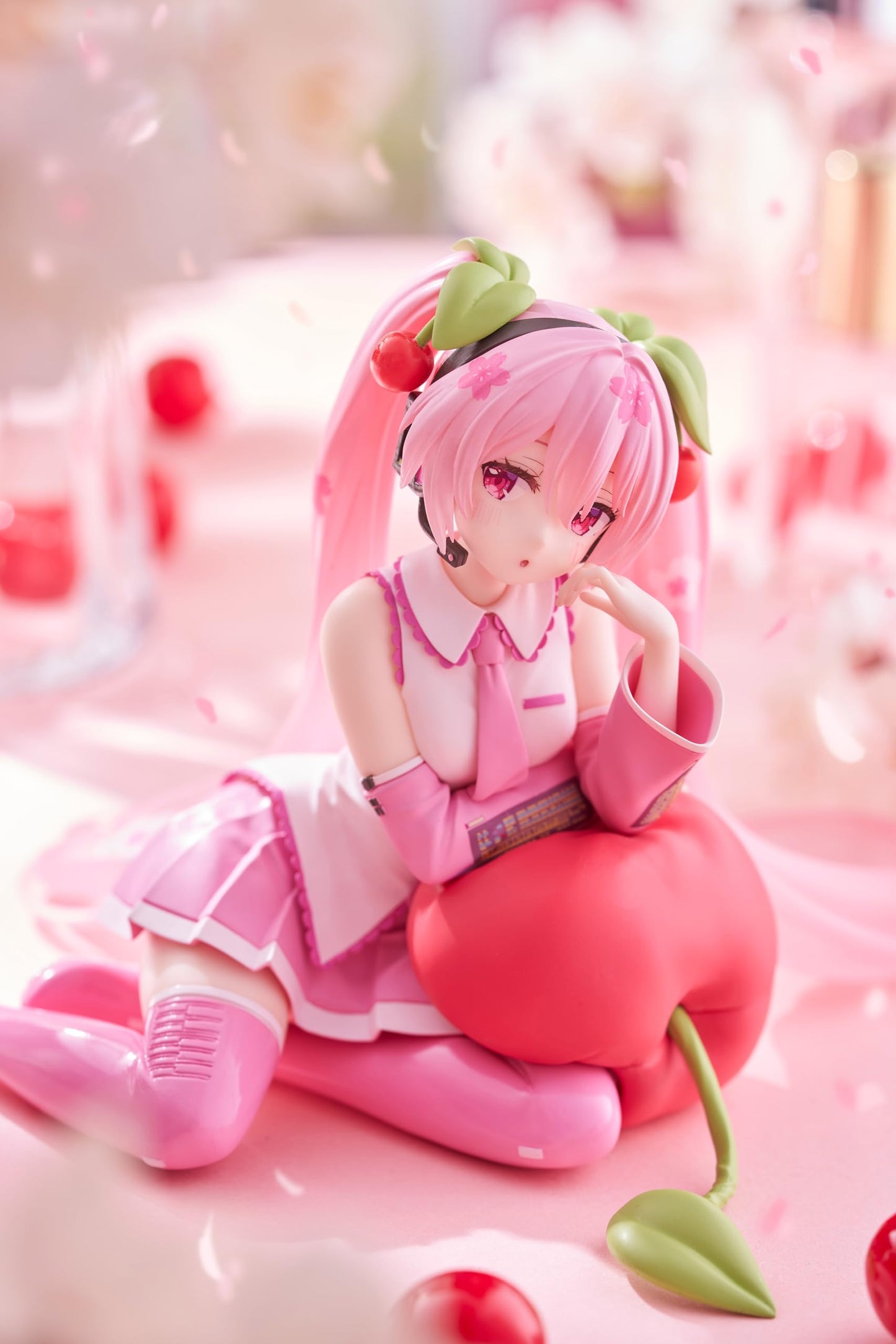 Taito-Sakura Miku Desktop Cute Figure (Cherry Cushion Ver.)