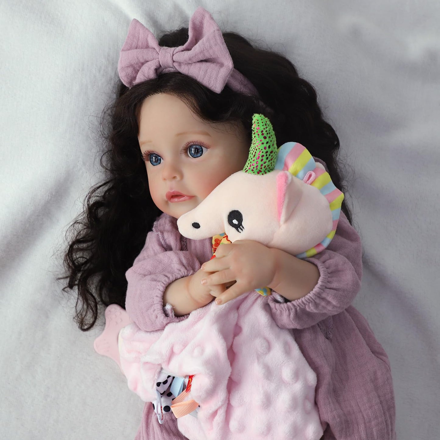 SCOM Lifelike Reborn Baby Dolls, 18 Inch Realistic Newborn Baby Girl Doll Cute Real Life Silicone Baby Doll with Soft Weighted Cloth Body Gift Accessories for 3+ Year Old Girls Boys Toddlers Kids