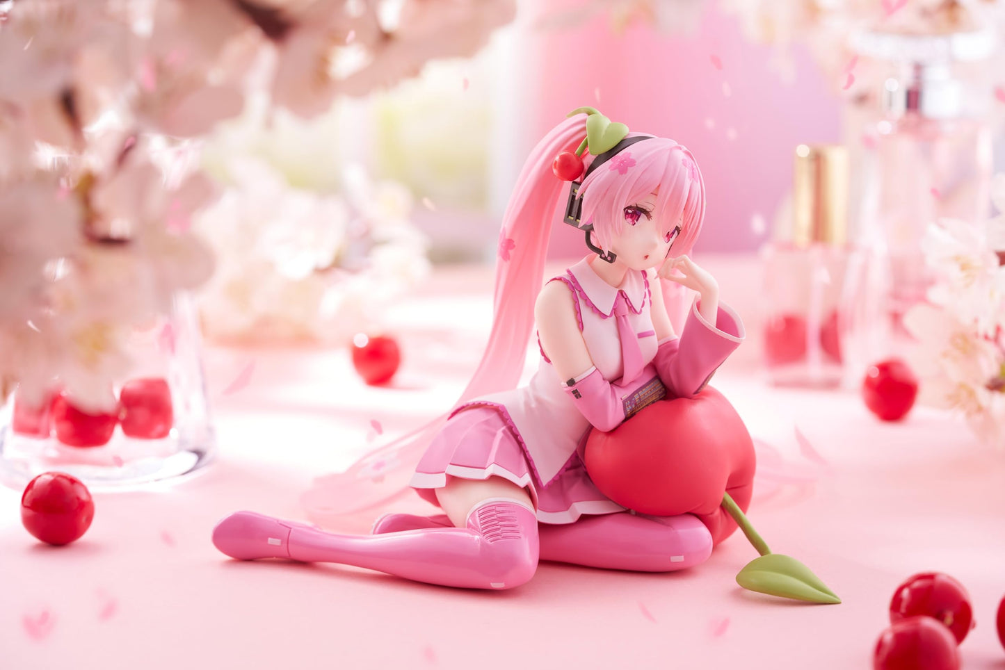 Taito-Sakura Miku Desktop Cute Figure (Cherry Cushion Ver.)