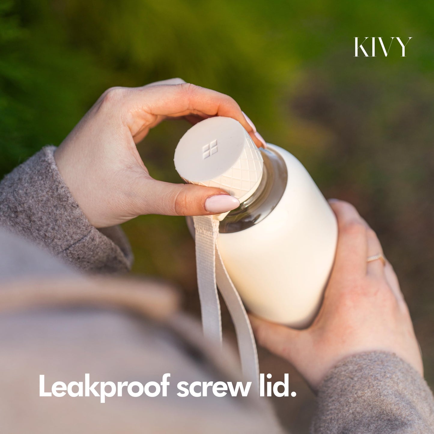 KIVY Glass Water Bottle with Silicone Sleeve 32 oz [WITH MEASUREMENT] - Borosilicate Glass Water Bottle Screw Top - Clear Bottles with Measurement Marking - Slim Waterbottle Aesthetic - Cream White