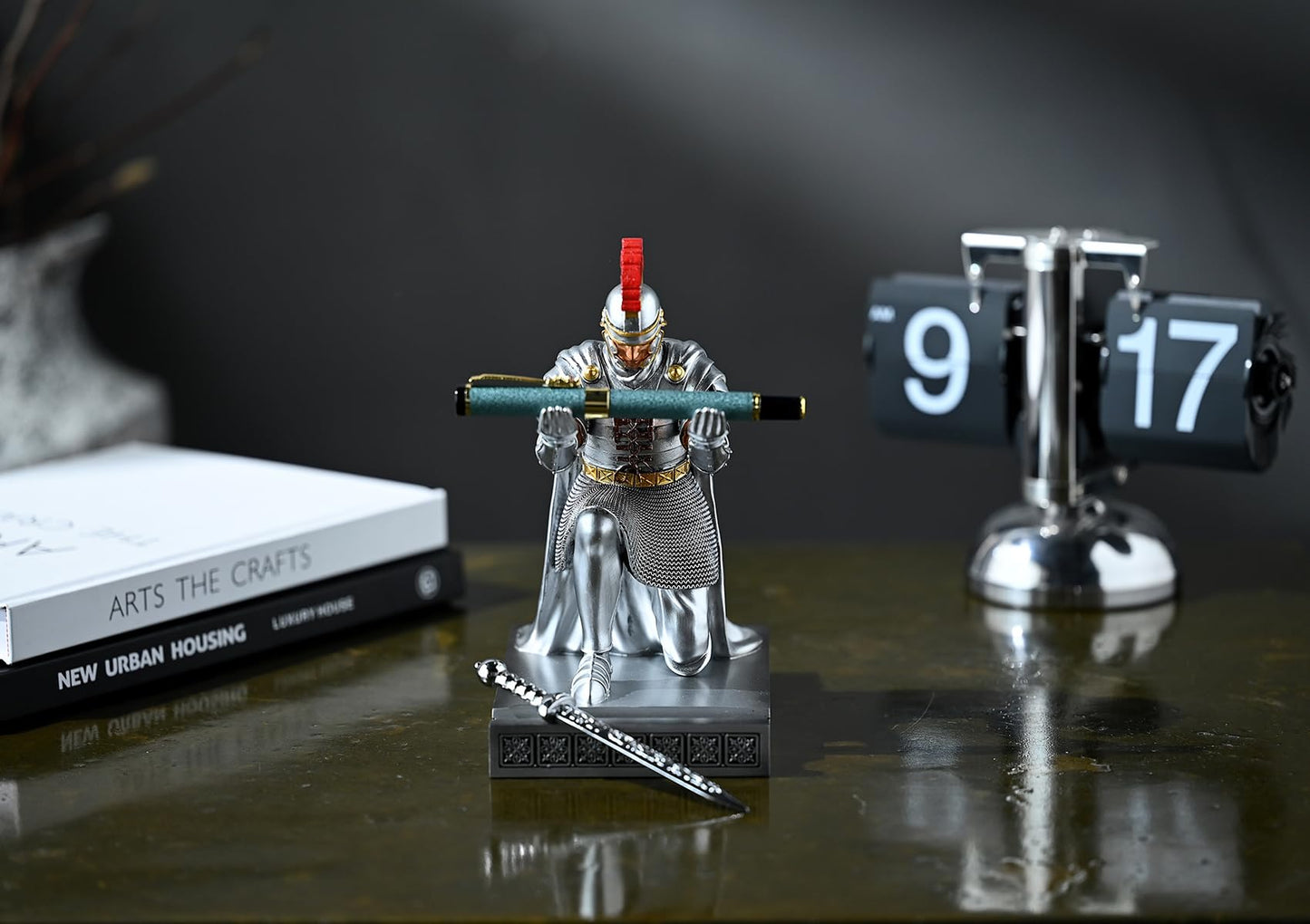 CYXStar Roman Praetorian Prefect Warrior Knight Pen Holder Desk Ornament Resin Praetorian Guard Mobile Phone Stand Desk Accessories and Organizer For Office with a Letter Opener (Silver)