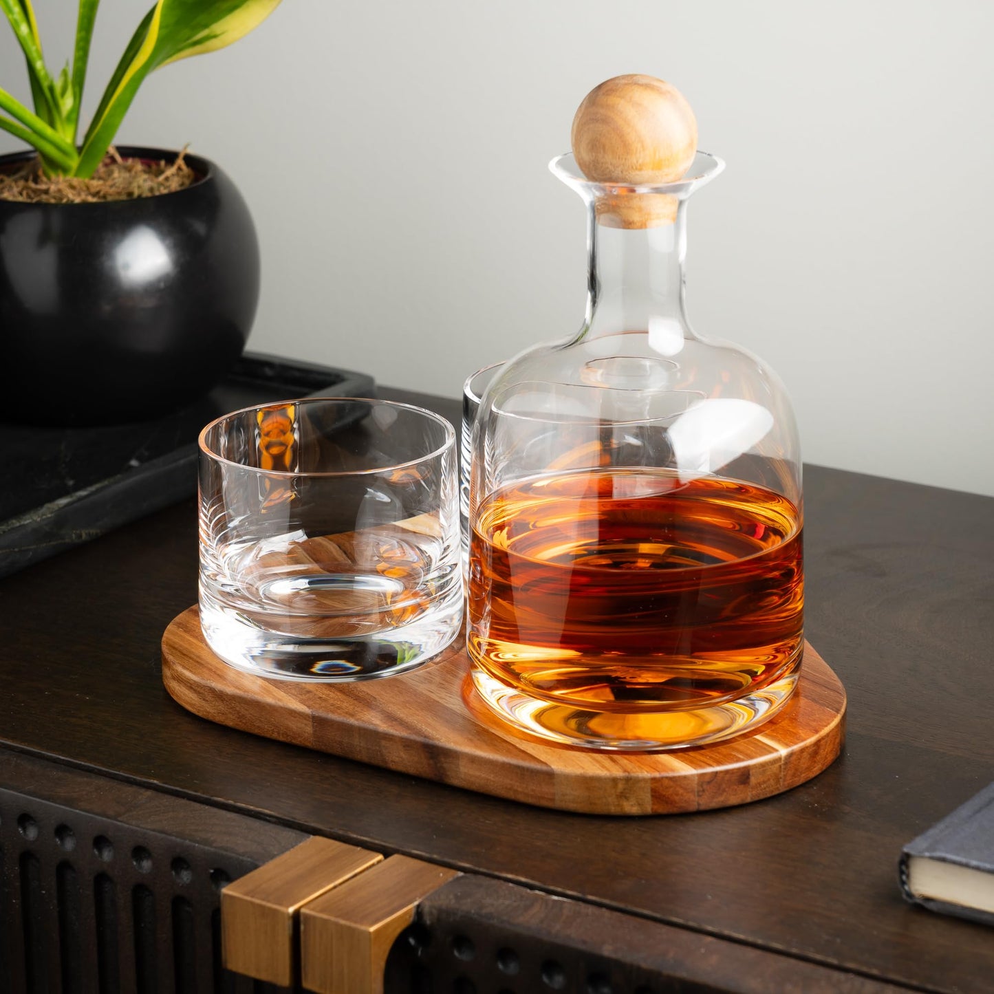 Cork & Mill Whiskey Decanter Set, Hand-Blown Lead-Free Crystal 800ml Liquor Decanter for Bourbon and More, Two 8oz Old Fashioned Glasses, Acacia Wood Stopper & Display Tray, Ideal Whisky Gift Set