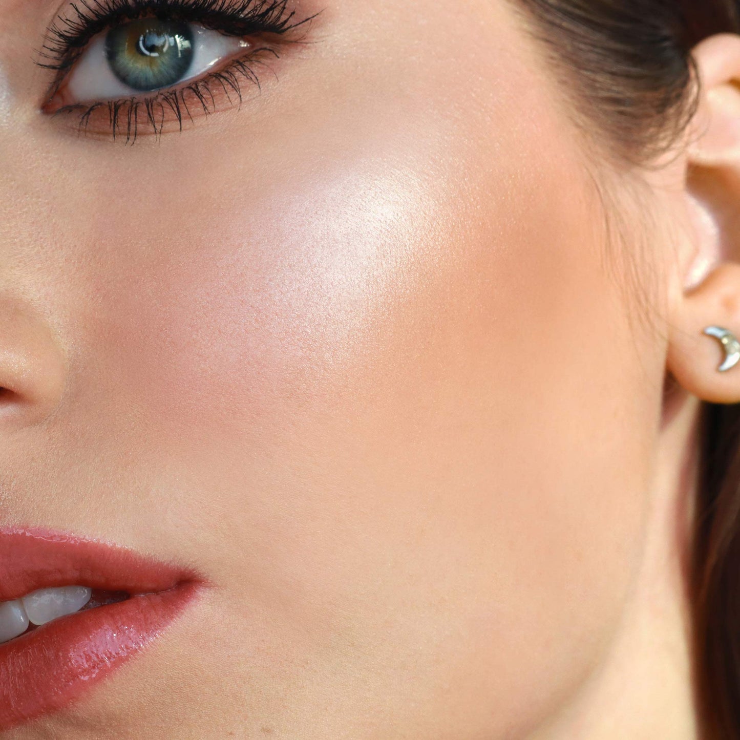 Lune+Aster SuperStar Highlighter - Universally flattering silk-textured champagne highlighter increases skin's luminosity